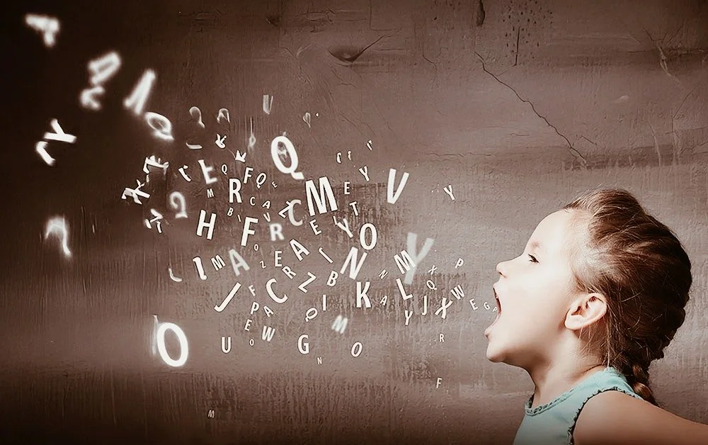 Barn skrikande med munnen öppen framför en vägg, där flygande bokstäver i svart och vitt skapar en kraftig virvel.