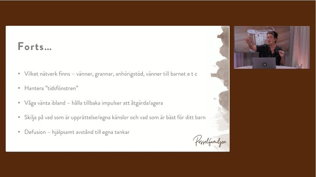 En powerpoint-slide med text om att hantera barnets känslor och behov, och en liten videohylla med en person som gestikulerar.