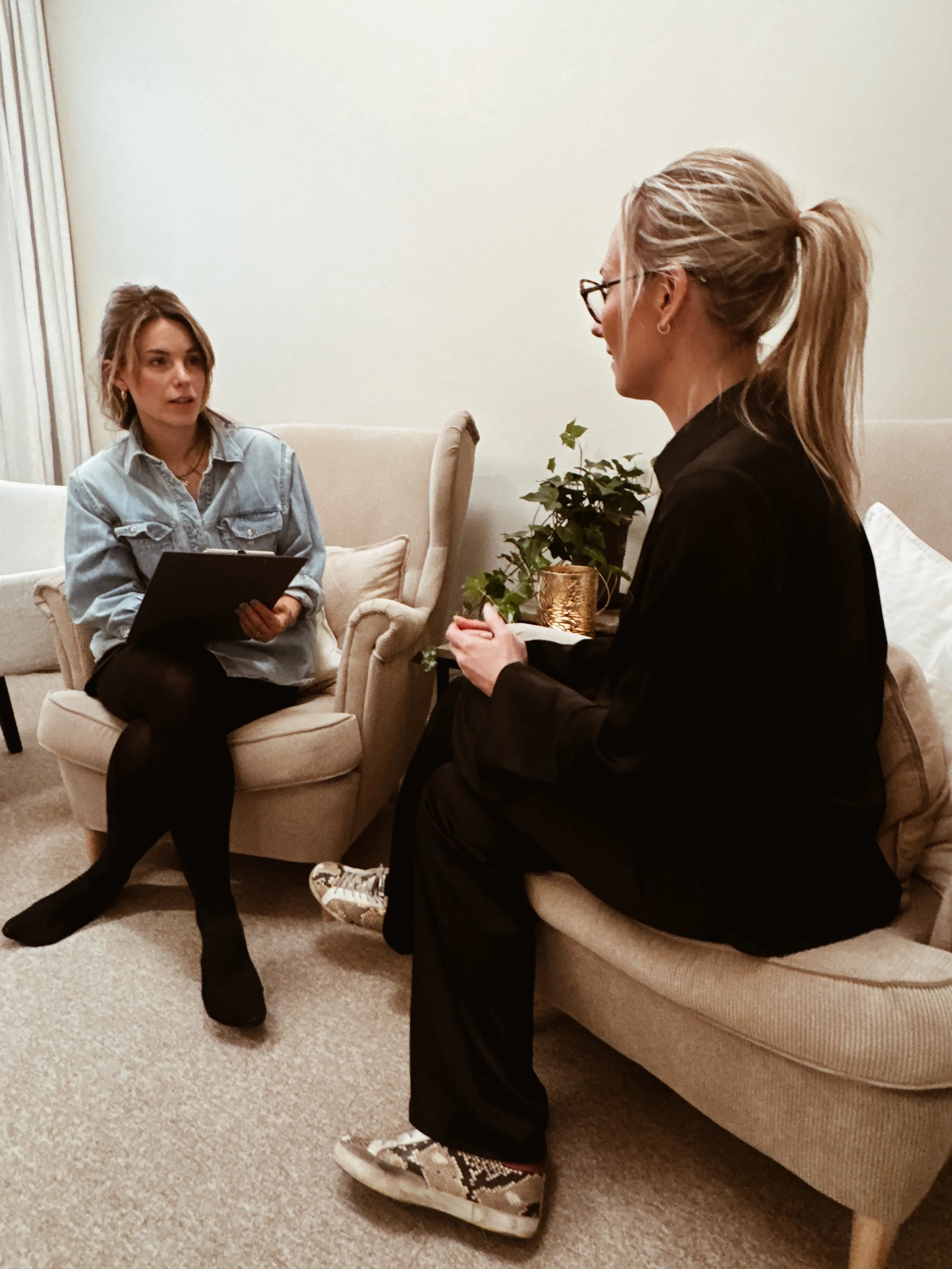 samtal mellan två kvinnor