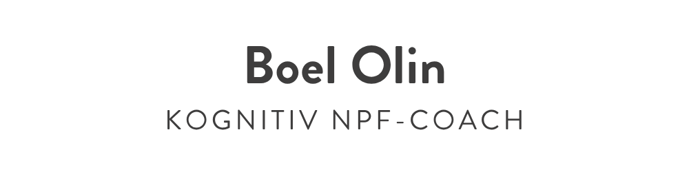 Namnskylt med texten 'Boel Olin, Kognitiv NPF-Coach' på en vit bakgrund med svart penseldesign runt.