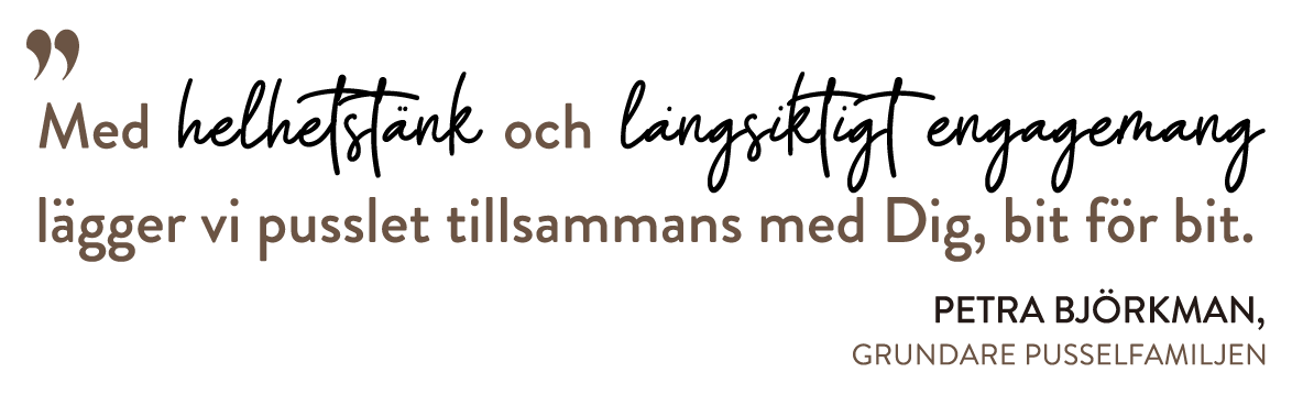 Bild på ett pussel och en citattrad som säger 'Med pusslet och lägger vi pusslet tillsammans med Dig, bit för bit.' av Petra Björkman, grundare Pusselfamiljen.