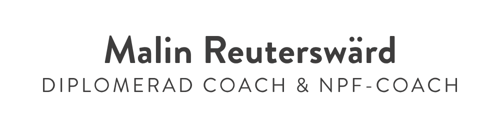 Namnet Malin Reuterswärd, titel Diplomerad Coach & NPF-Coach på en konstnärlig bakgrund, med svart text på vit bakgrund.