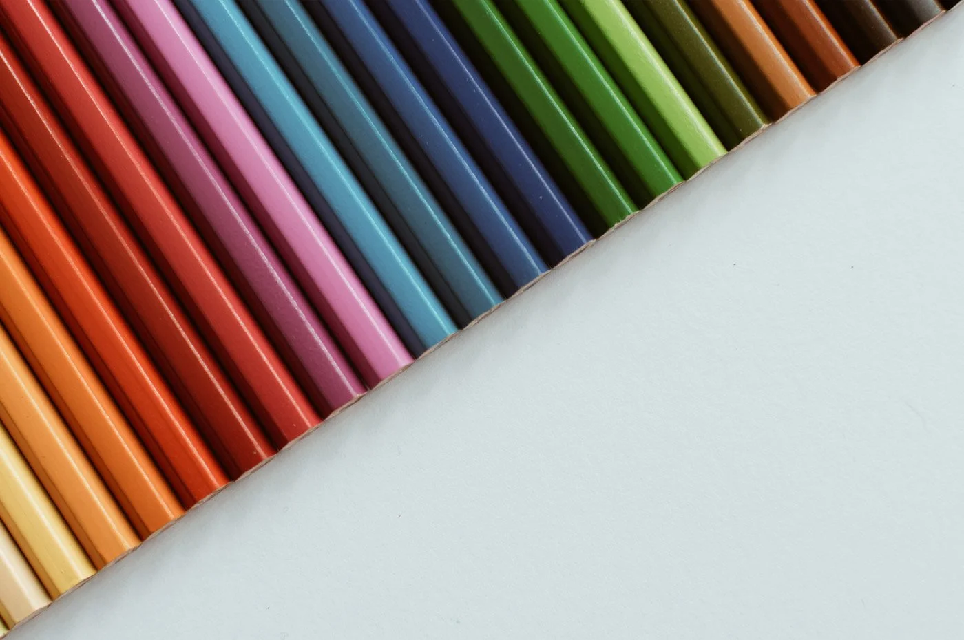 Färgglada kritor arrangerade i ett mönster.