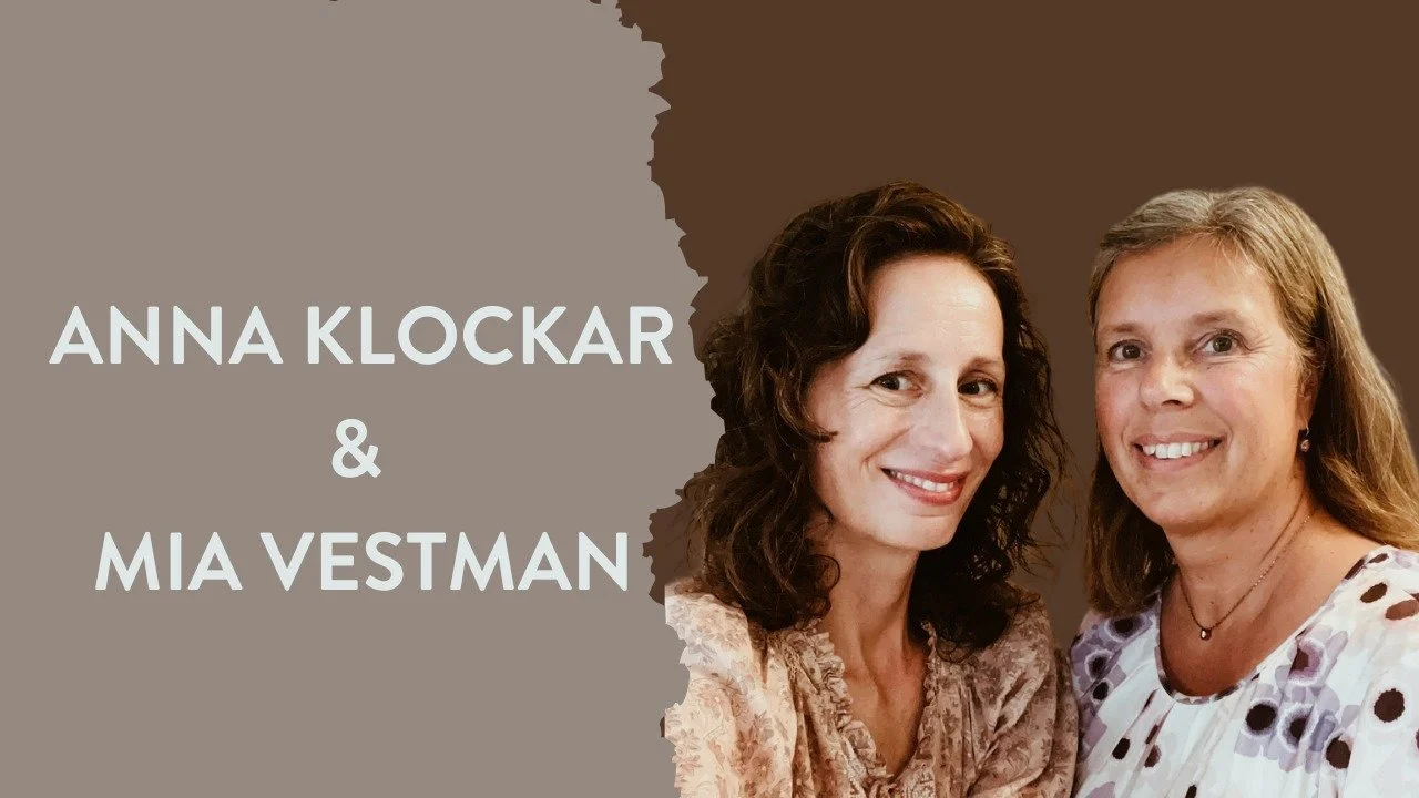 Två kvinnor, Anna Klockar och Mia Vestman, ler mot kameran, står nära varandra, med ett mörkt och ljusbrunt bakgrund.