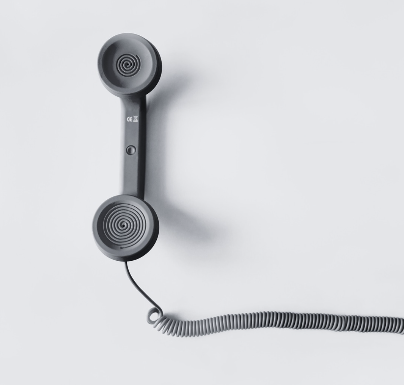 Téléphone fixement ancien de couleur gris sur fond blanc