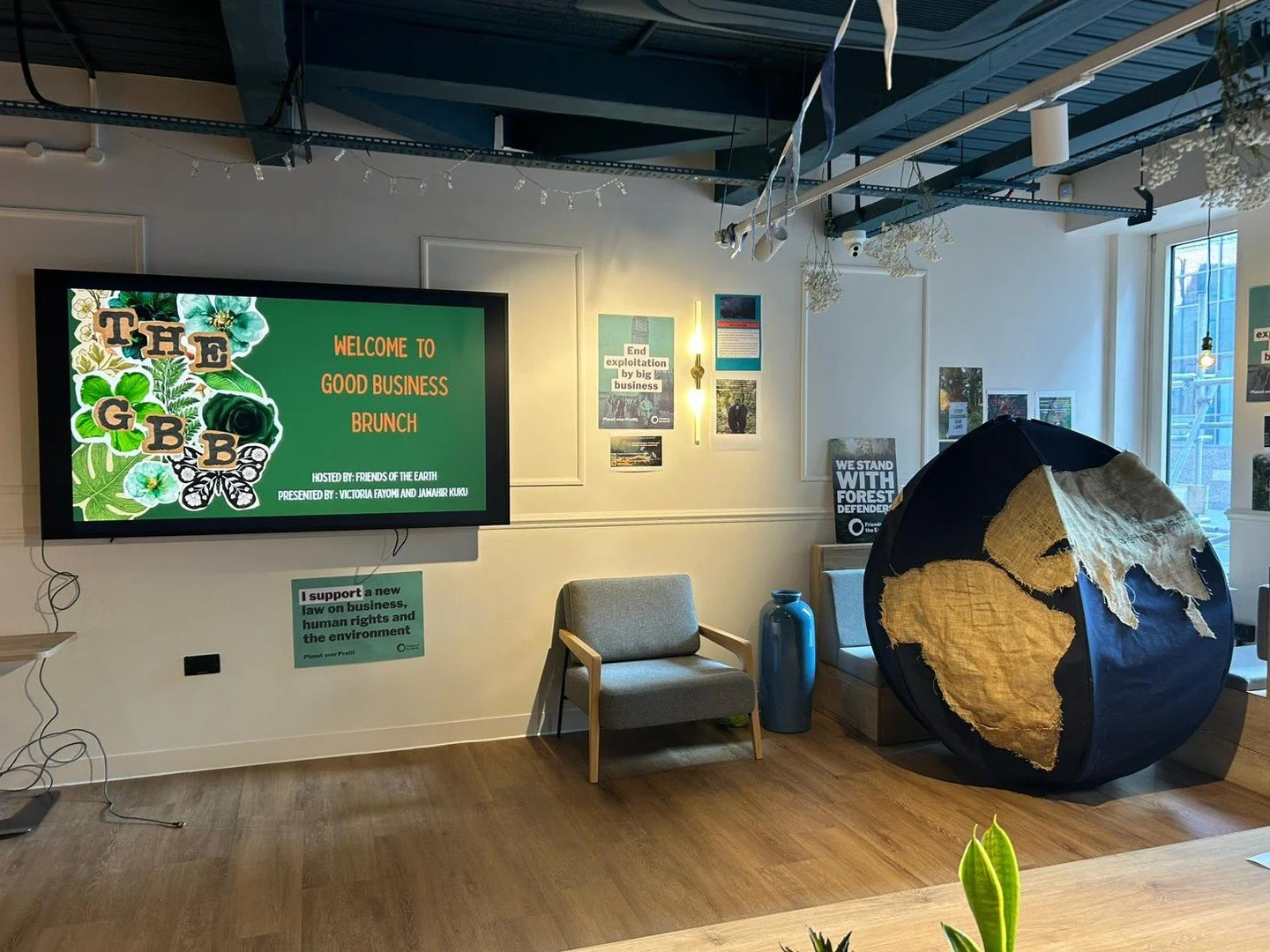 Last week, Emma went to the Good Business Brunch, organised by Friends of the Earth students at Leeds City College, to showcase our Stitching Solidarity globe. Two MPs attended along with local business owners, all pledging to support a new UK law re