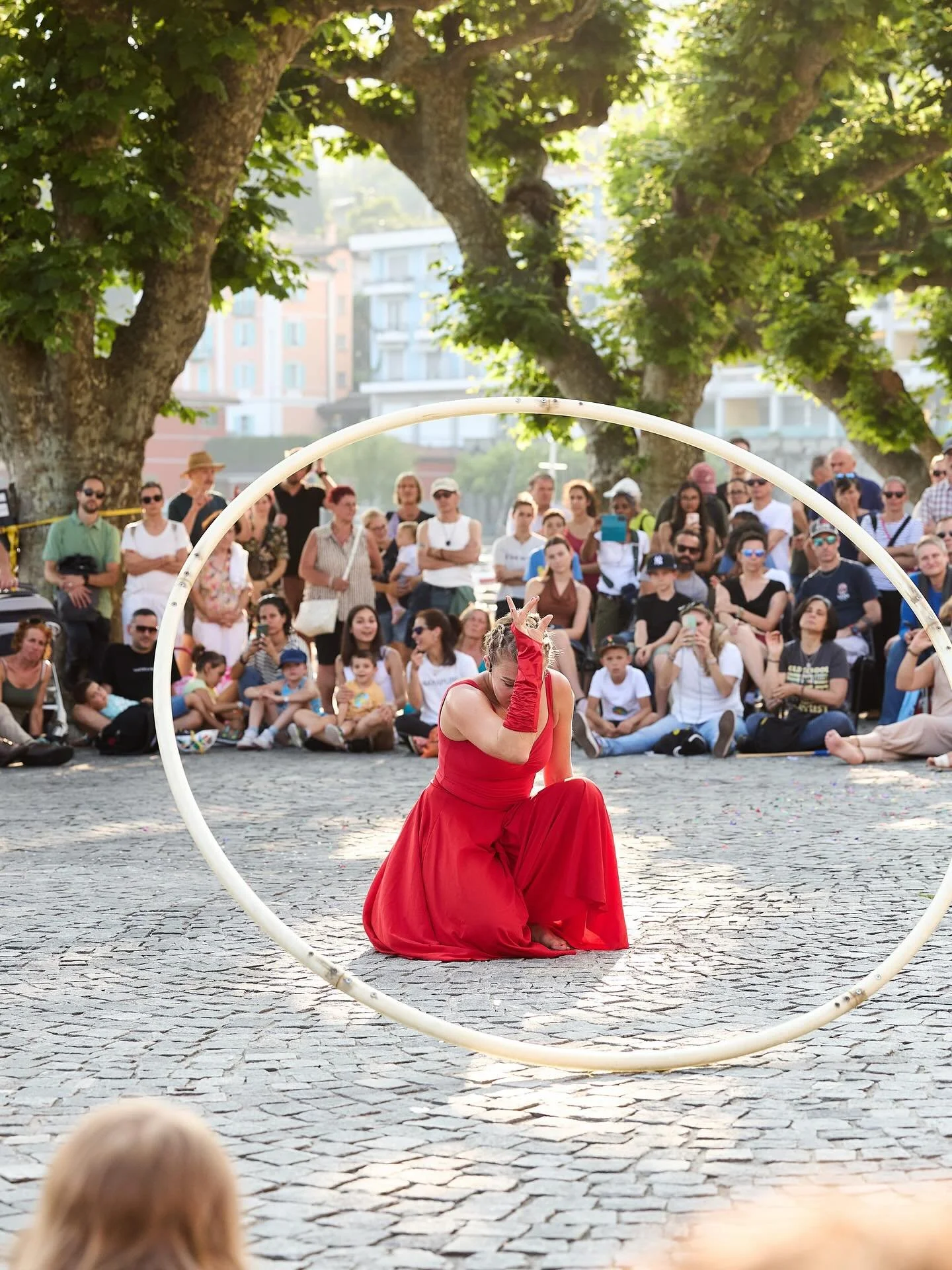 Gina Sibila beim CSD Hildesheim!
Mit rotem Kleid, Akrobatik, einem breiten Grinsen und ihrem Cyr Wheel ist Gina auf jeden Fall ein Hingucker, der f&uuml;r gute Stimmung sorgt.

📍 Live auf der Steingrube &ndash; am 21. Juni 2025
F&uuml;r alle, die si