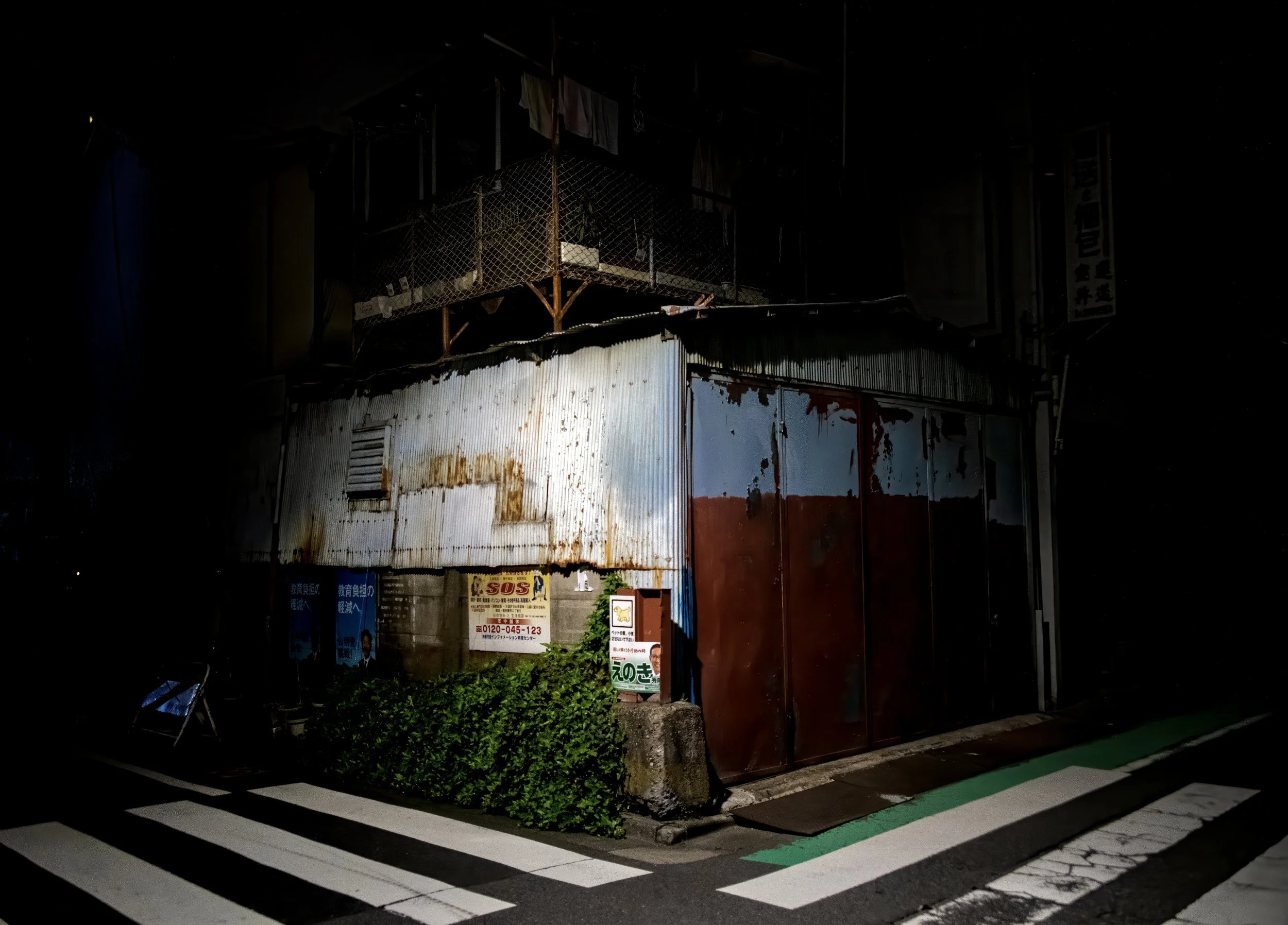 red green dark corner.jpeg