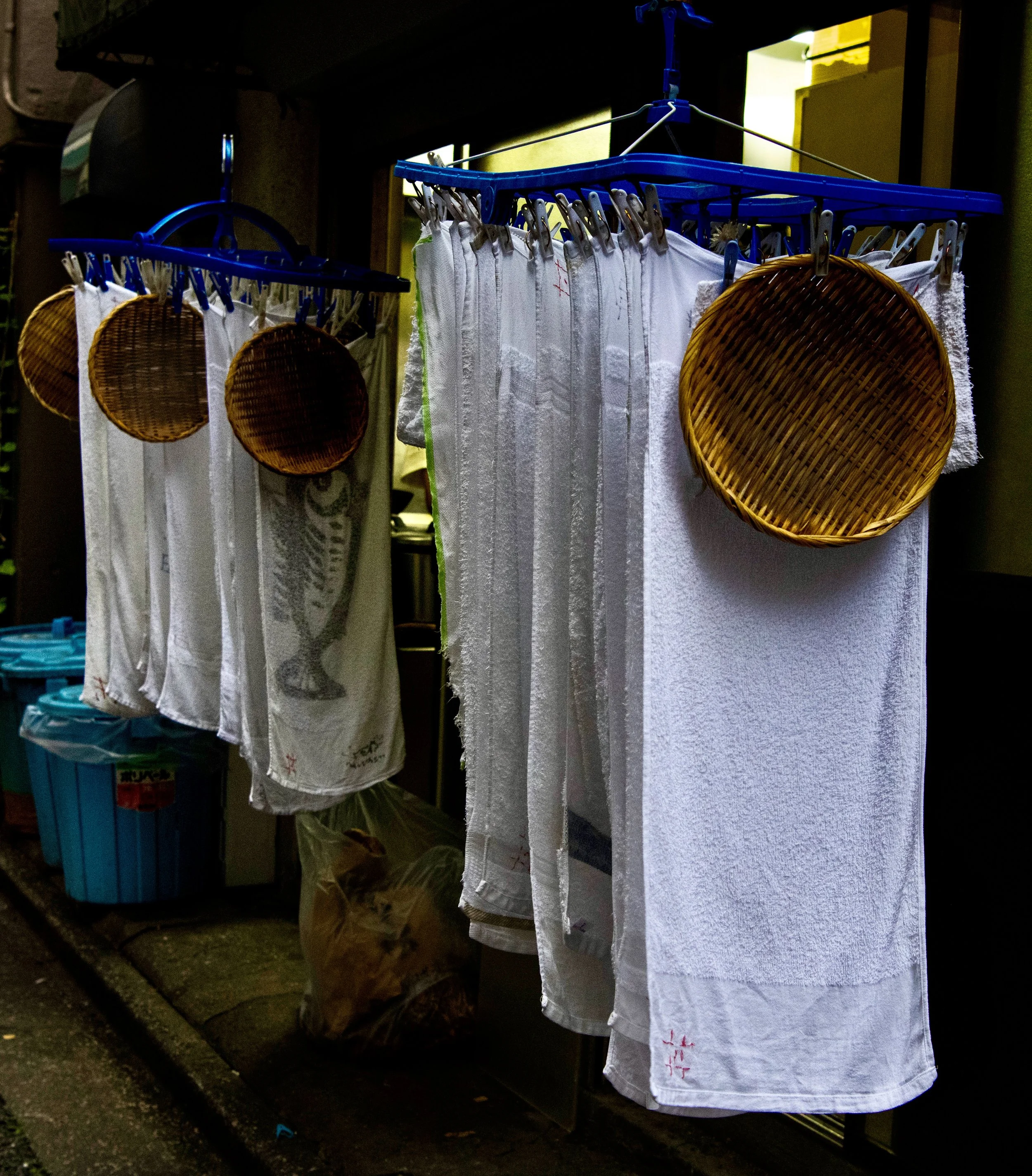 cicle wite towel akiba.jpeg