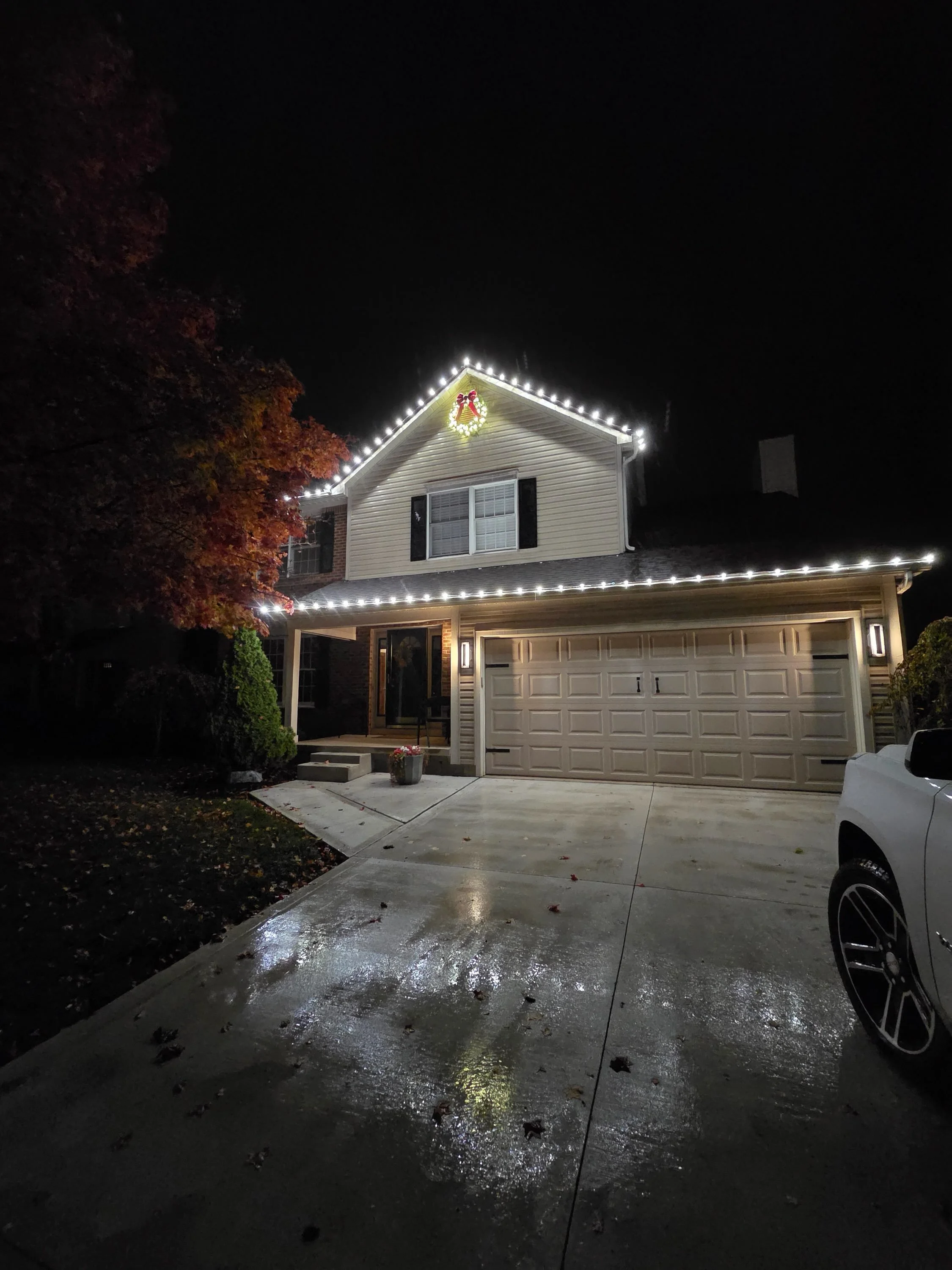 Angela Odem 7701 Hilliard Ct. w lit wreath complete.jpg