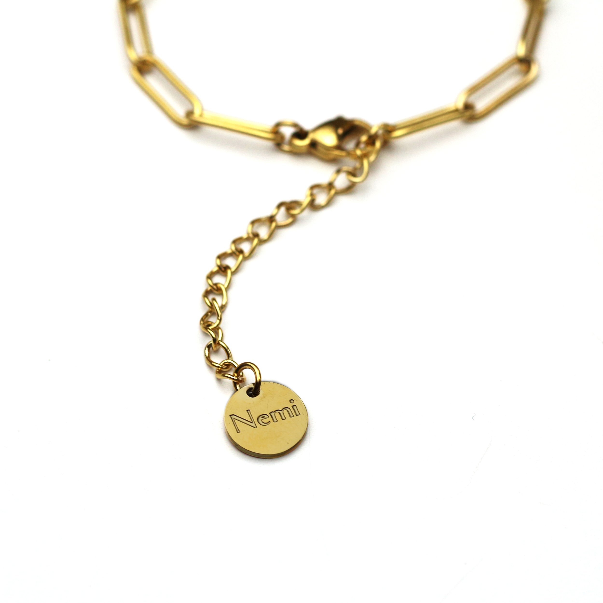 Gold chain necklace with a round tag engraved with the name 'Nemi'