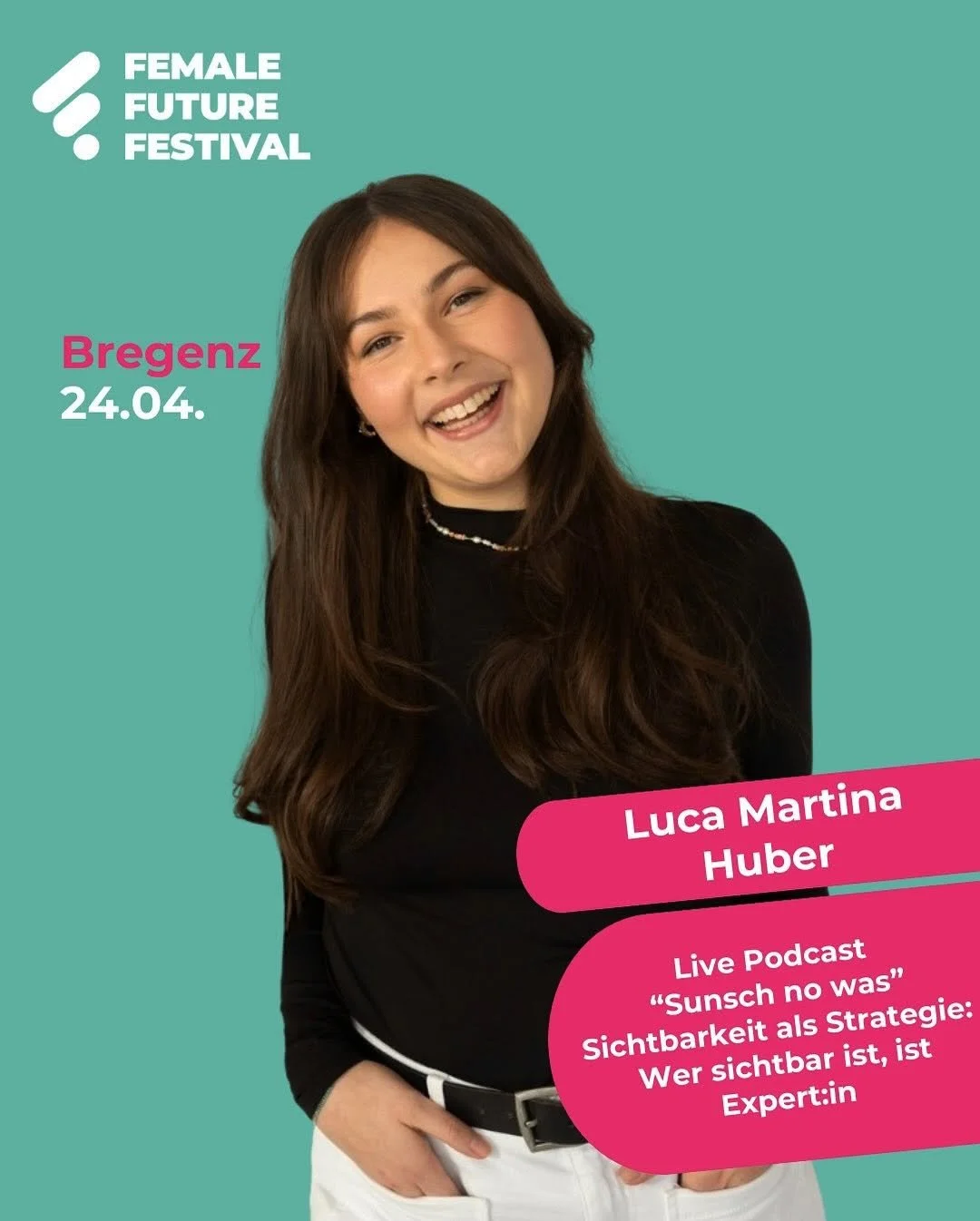Lächelnde Frau in schwarzem Oberteil vor türkisfarbenem Hintergrund, Text über das Female Future Festival in Bregenz am 24.04. und eine Live-Podcast-Ankündigung.
