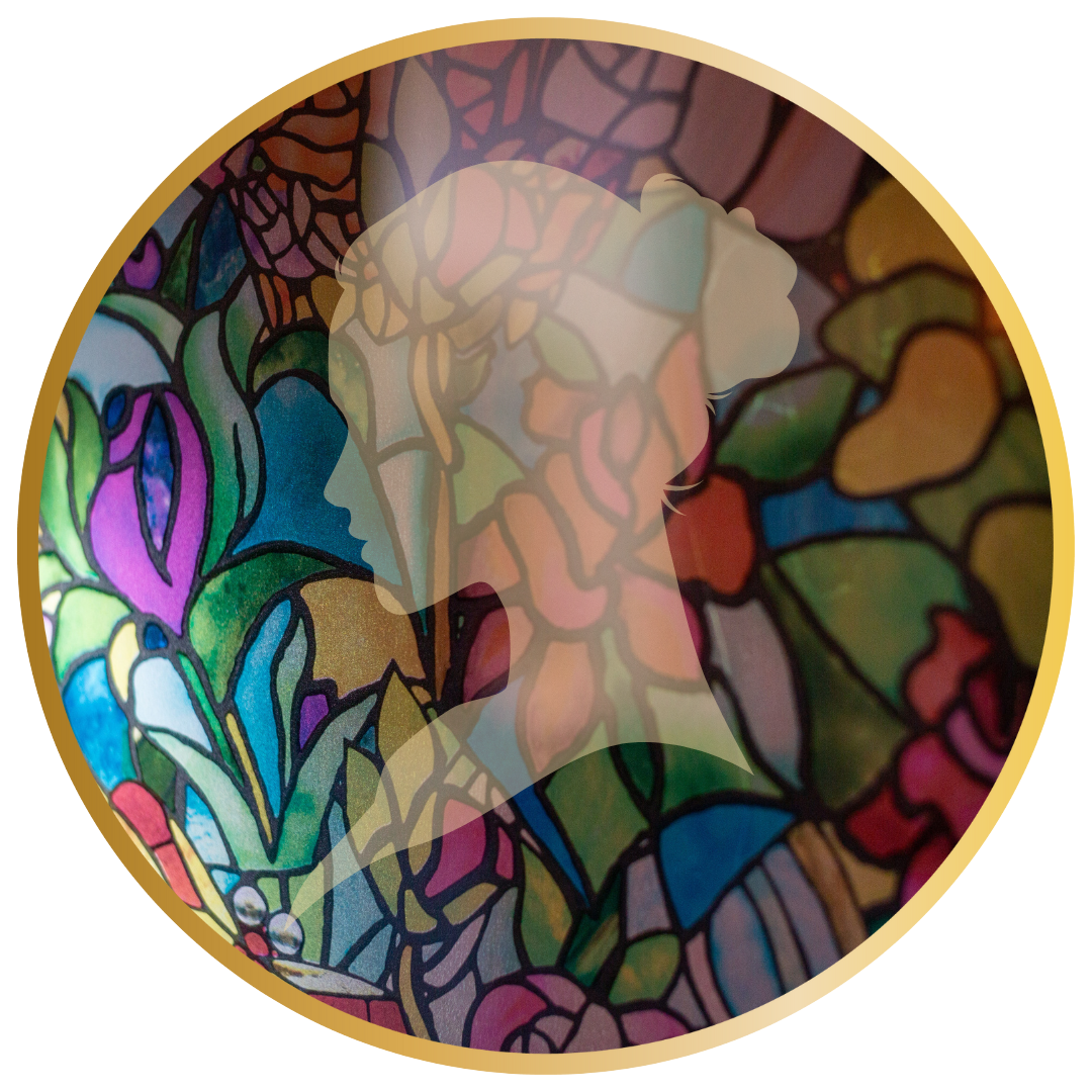 Et fargelagt glassmaleri med blomsterdesign, overlaid med en vag silhuett av en kvinne i sin beste alder.