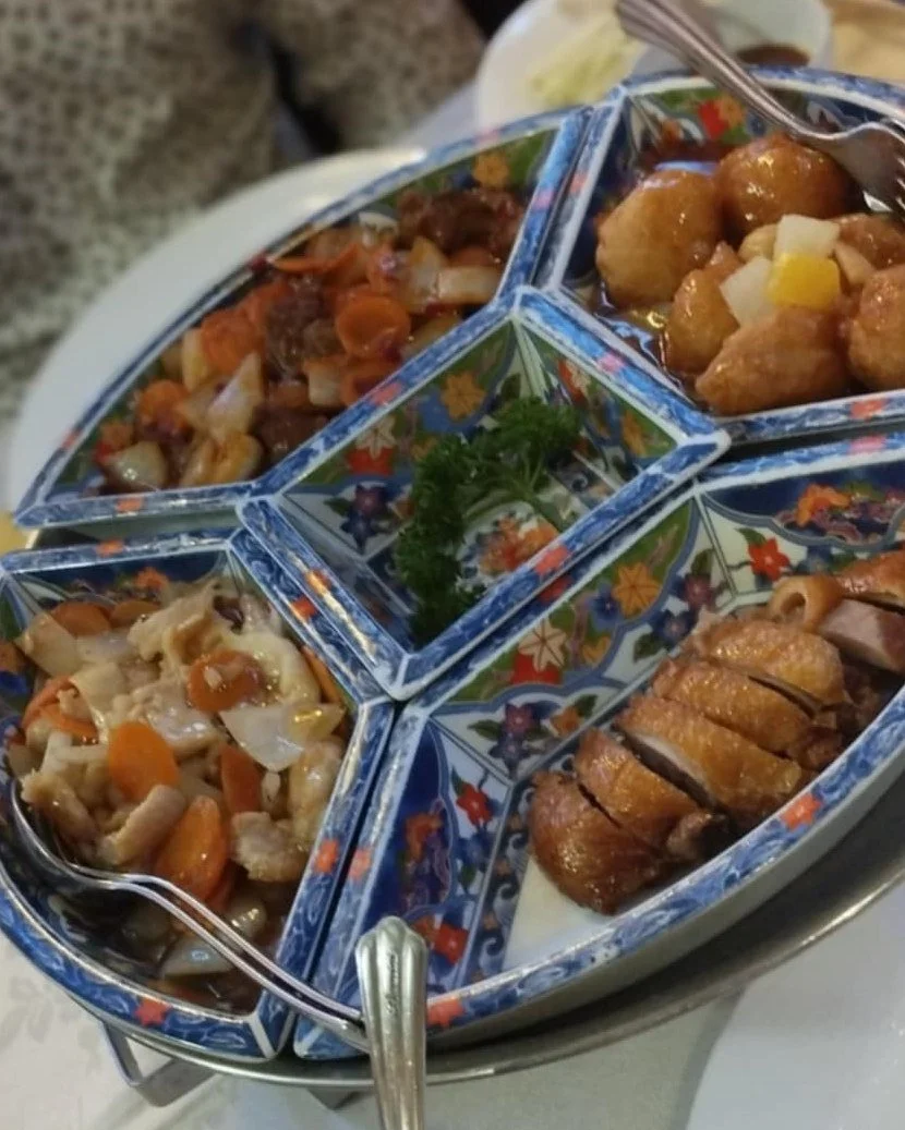 Camera roll du mois d'octobre et de novembre. 
1. Resto en amoureux au Lotus bleu 😍
2. On rigole entre copines au Fridge Comedy Club
3. Manifestation contre les mesures Arizona
4. Rendez-vous pro avec @wafabensedrine pour notre beau projet d'atelier