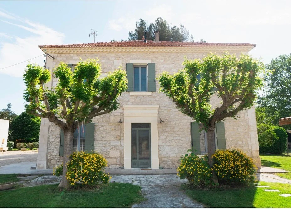 We renovated the Main House at the farm over a 10 month period with lots of surprises along the way 🤪 

We removed the stucco from the outer walls to expose the old stone and to allow the house to breathe. What a beautiful revealing of the old stone