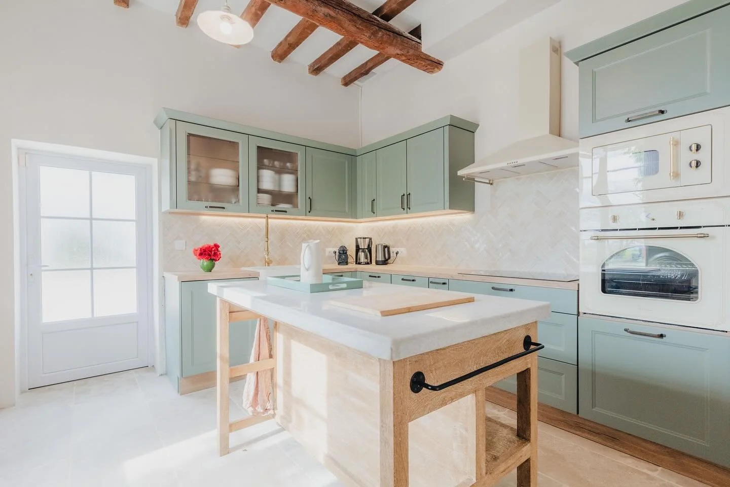 🇺🇸 Countryside Chic - During the process of renovation, we found that the old electrical box was installed under the kitchen sink 😳 We decided to completely remodel the kitchen (and the electricity). Throughout the main house we aimed for a countr