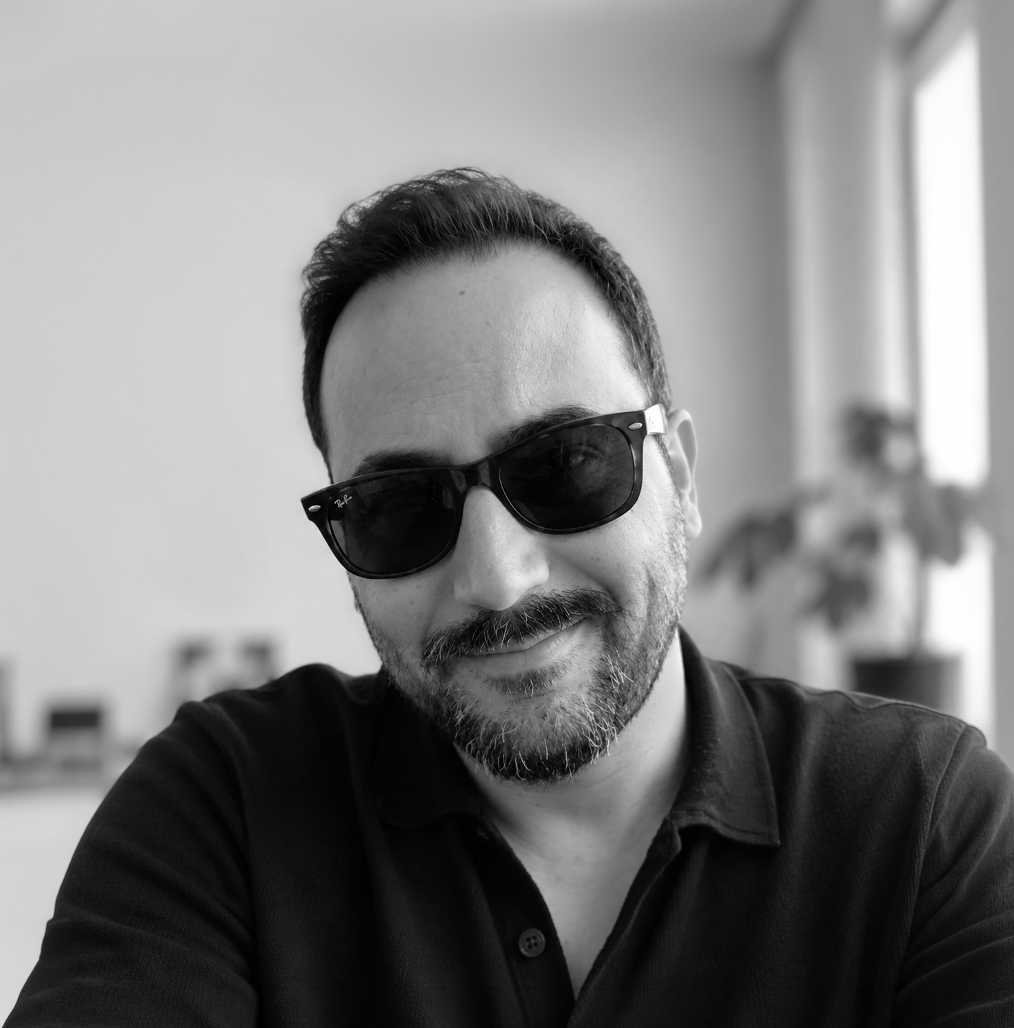 deneyimli sanat yönetmeni, art direktör, ressam, soyut resim yapan ünlü ressam.