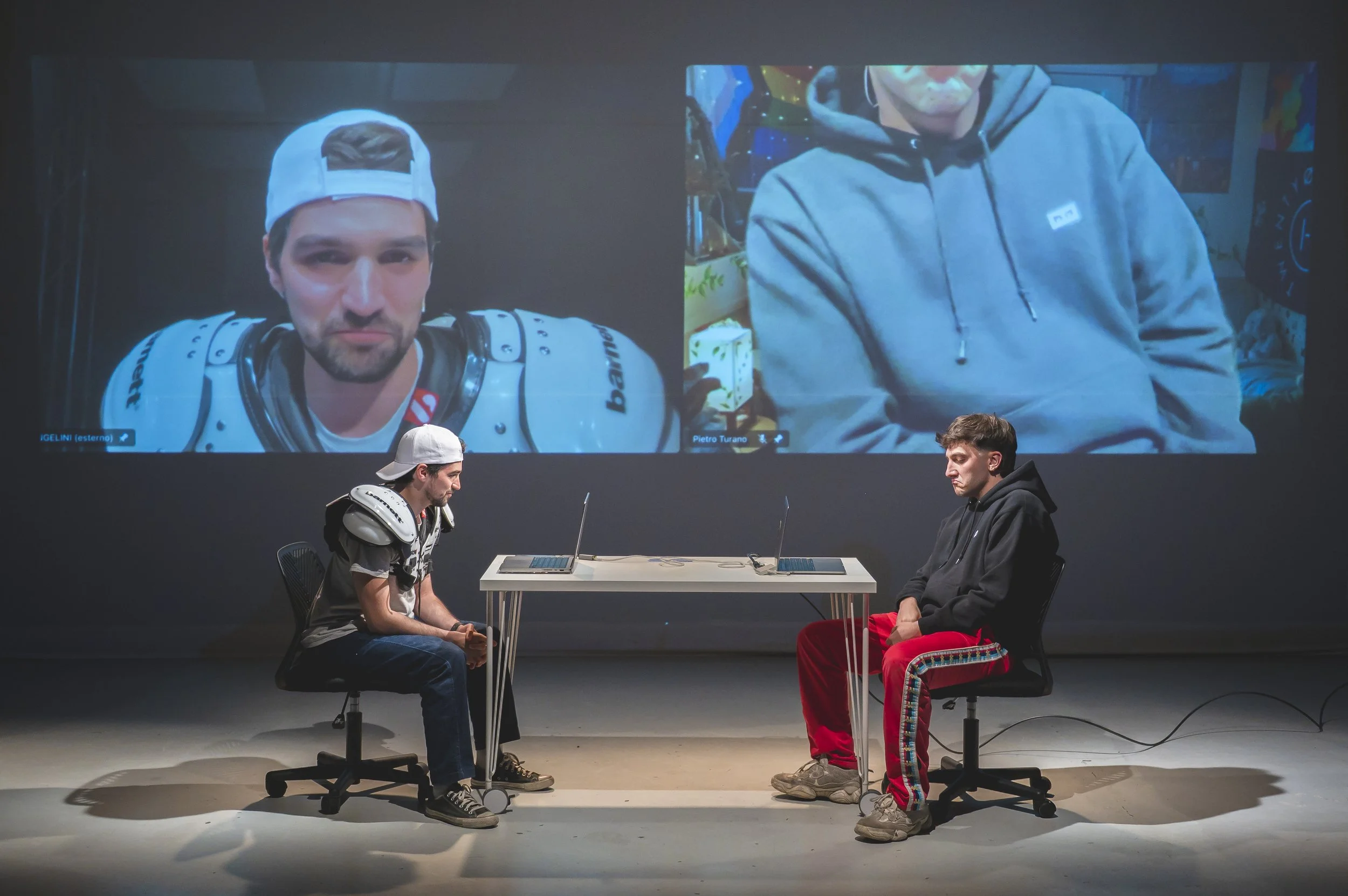 Perché in un mondo che parla costantemente di uomini, tra uomini si parla così poco di ciò che si prova davvero?