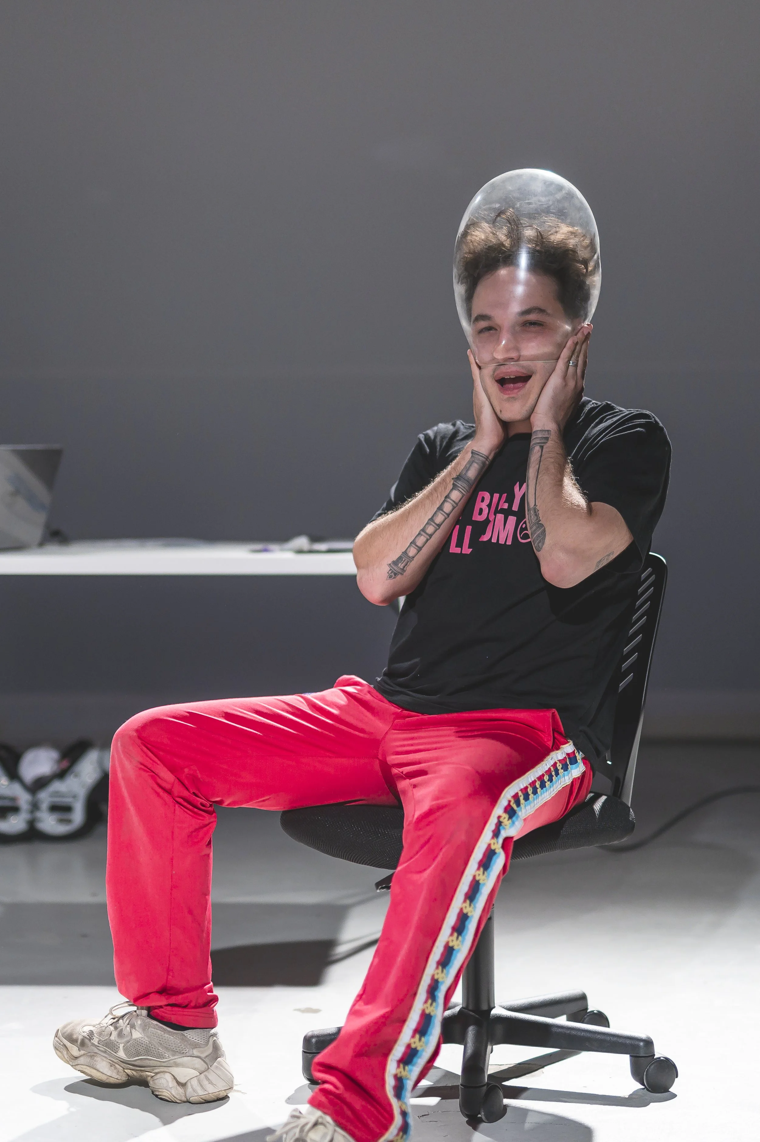 Com’è stato portare in scena, regno del corpo, una storia dove la fisicità è solo digitale?