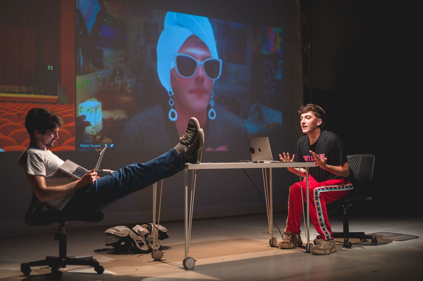 Relazioni e bisogni emotivi online e offline: mondi incompatibili? Complementari? O…?