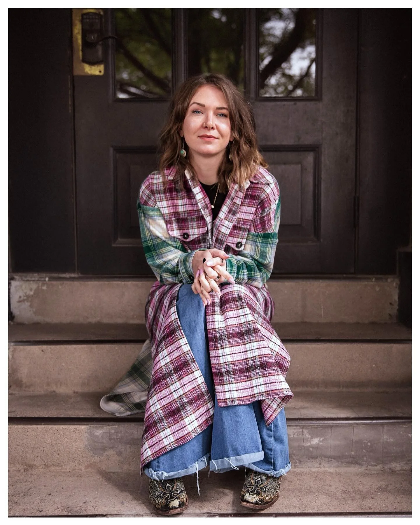 This girl is so effortlessly cool it&rsquo;s not even fair ✌🏼 

 ✨ @kristenb.real 

#mckinneyphotography #christinaschmidtphotos #northlakephotographer #downtownmckinneyphotography