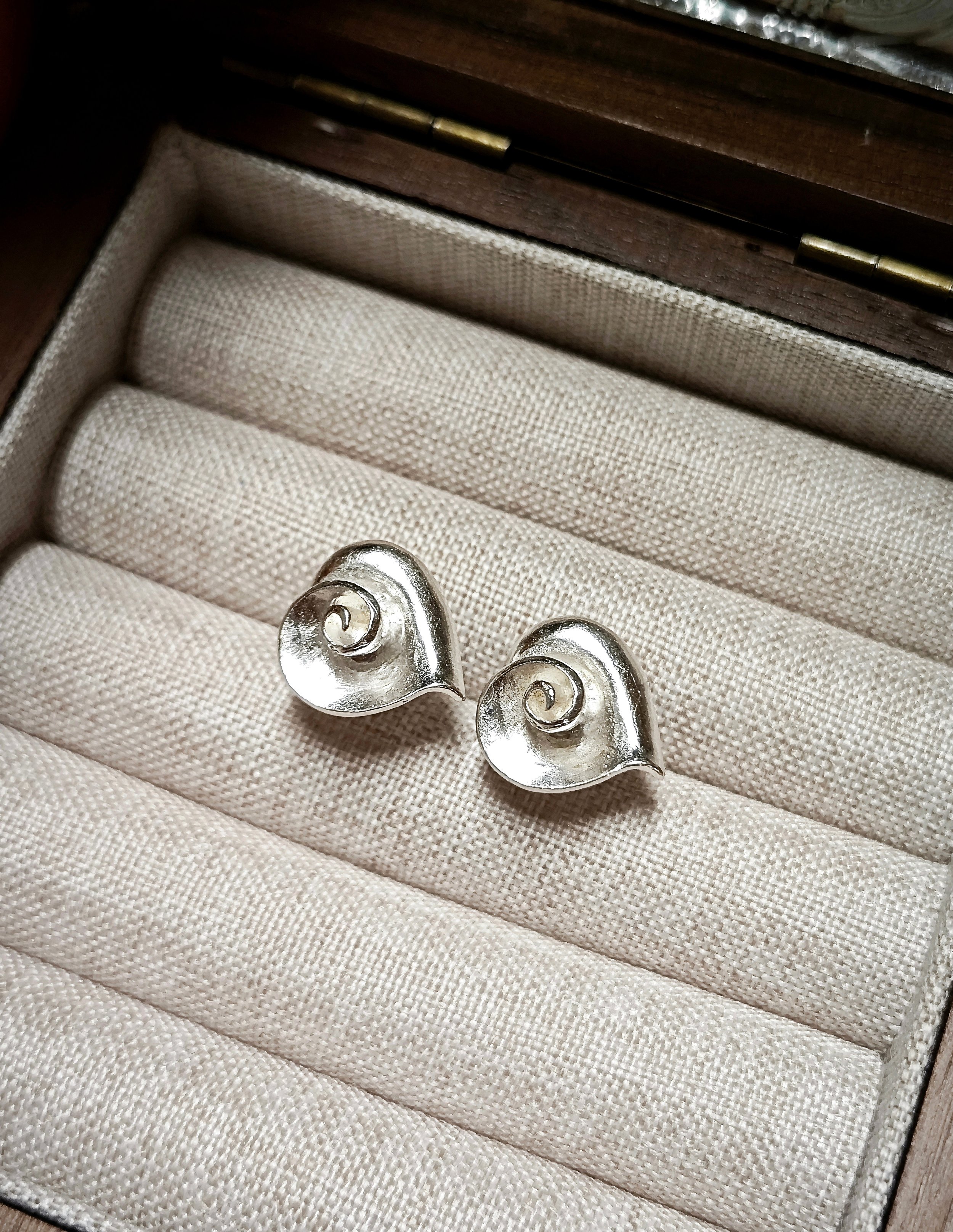 CALLA LILY STUD ERARINGS