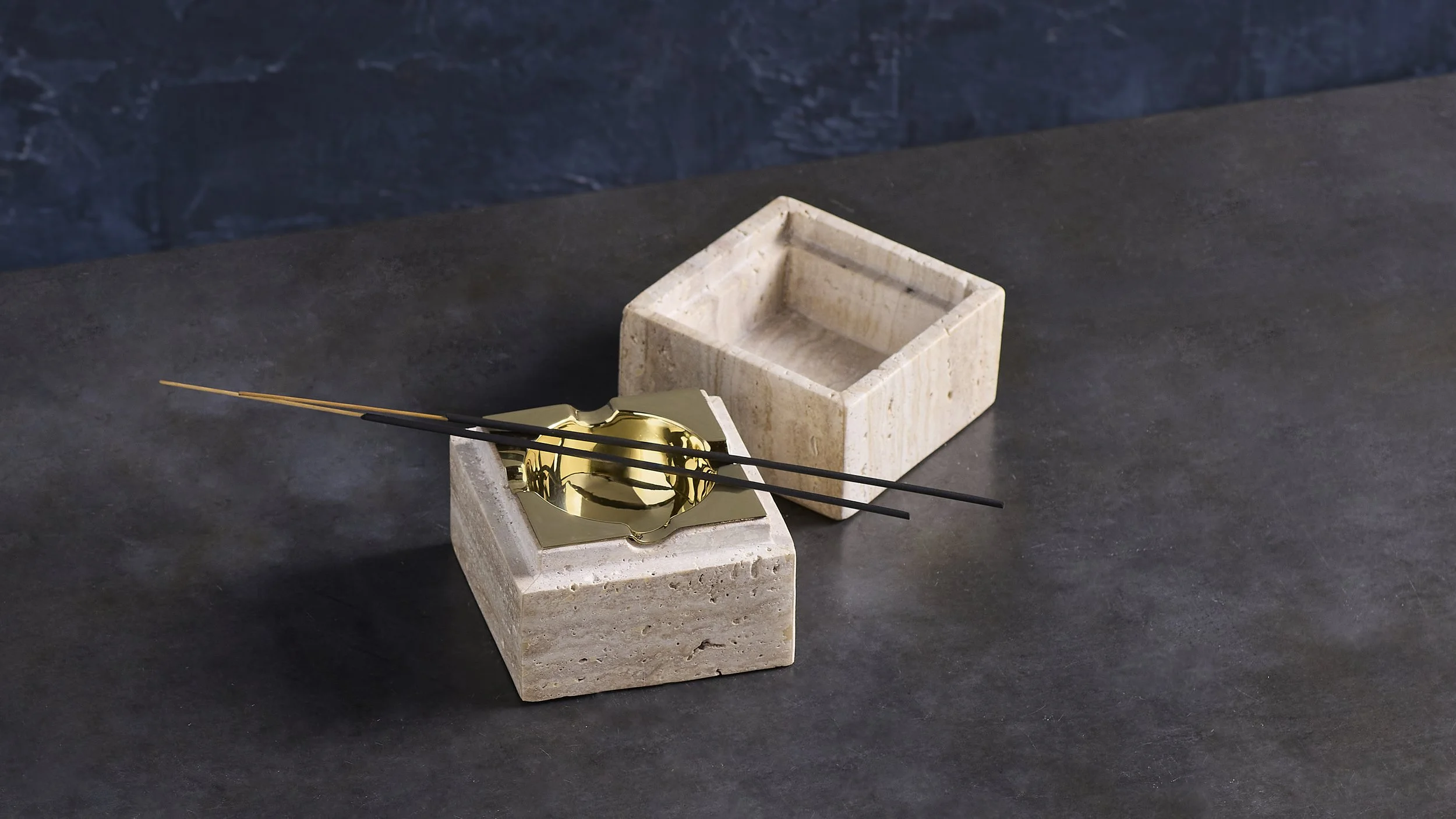 Travette Cube Ashtray - Open.jpg