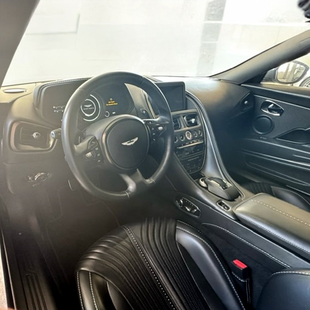 AstonMartin8.jpg