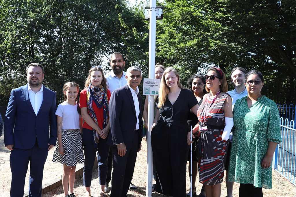 Mayor visits Mums for Lungs Community Programme sensor