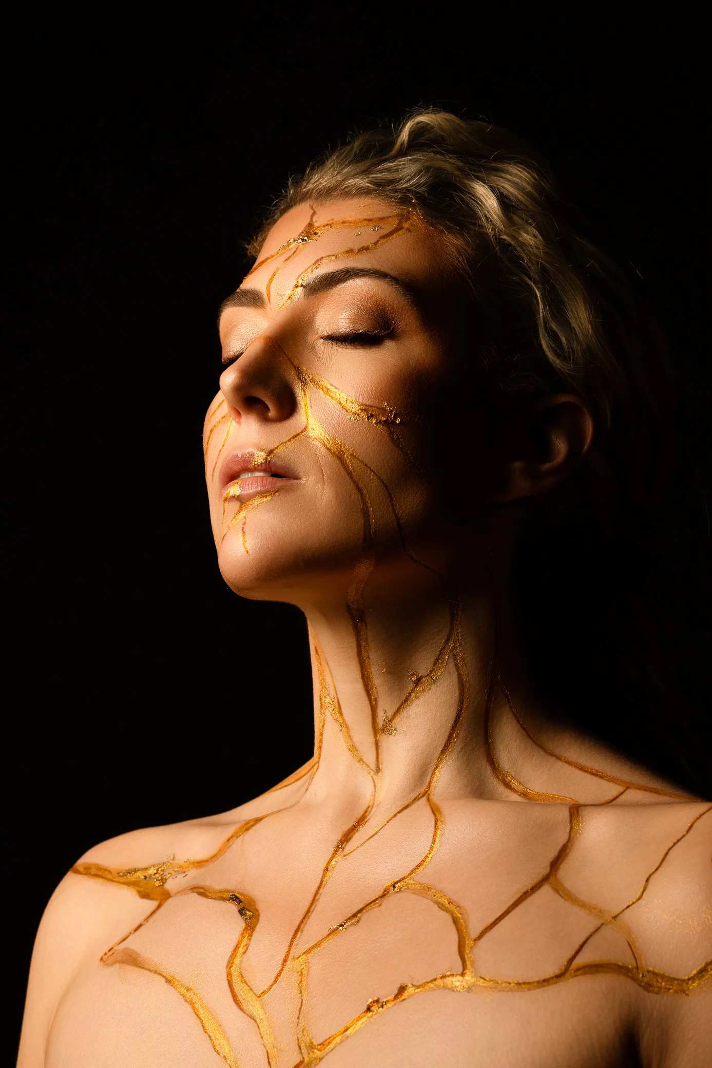 gold-body-art-beauty-closeup.jpg