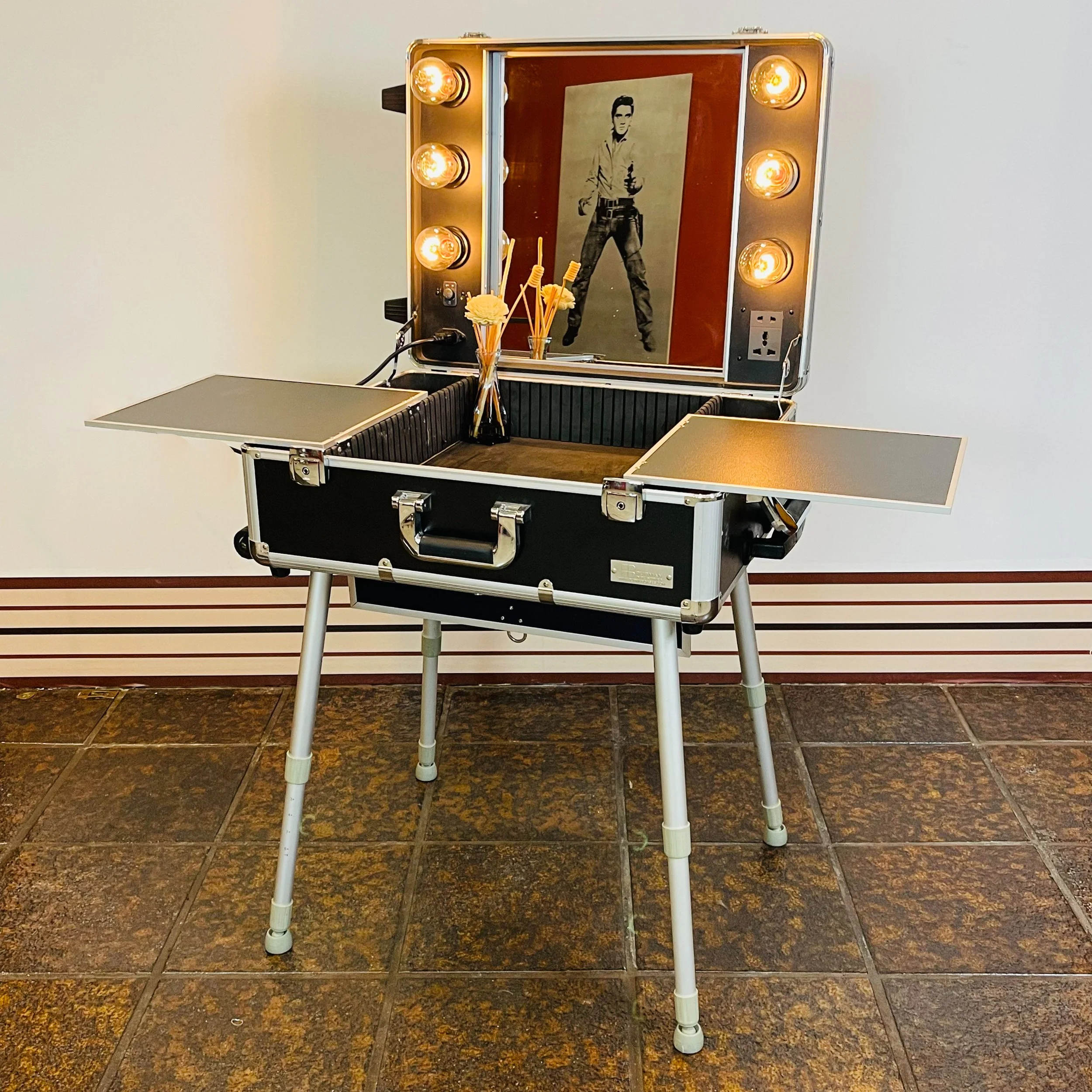 PE2 Compact Portable Makeup Station.JPEG