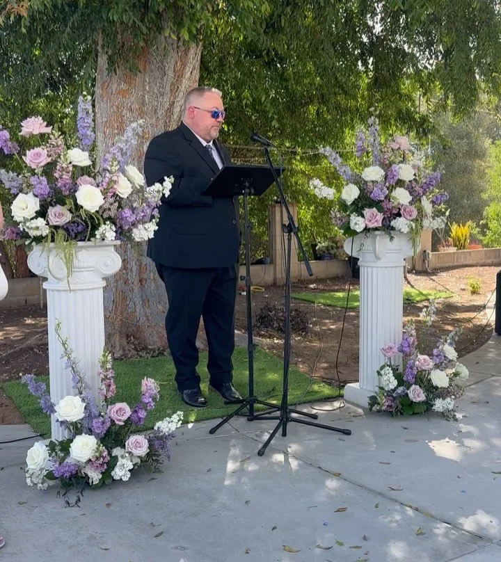 Set up from last weeks 90 degree wedding 😅
&bull;
&bull;
&bull;
&bull;
&bull; 
#SanDiegoWeddingFlorist #gardenwedding #intimateweddings #bridgertonweddingflowers #backyardwedding
