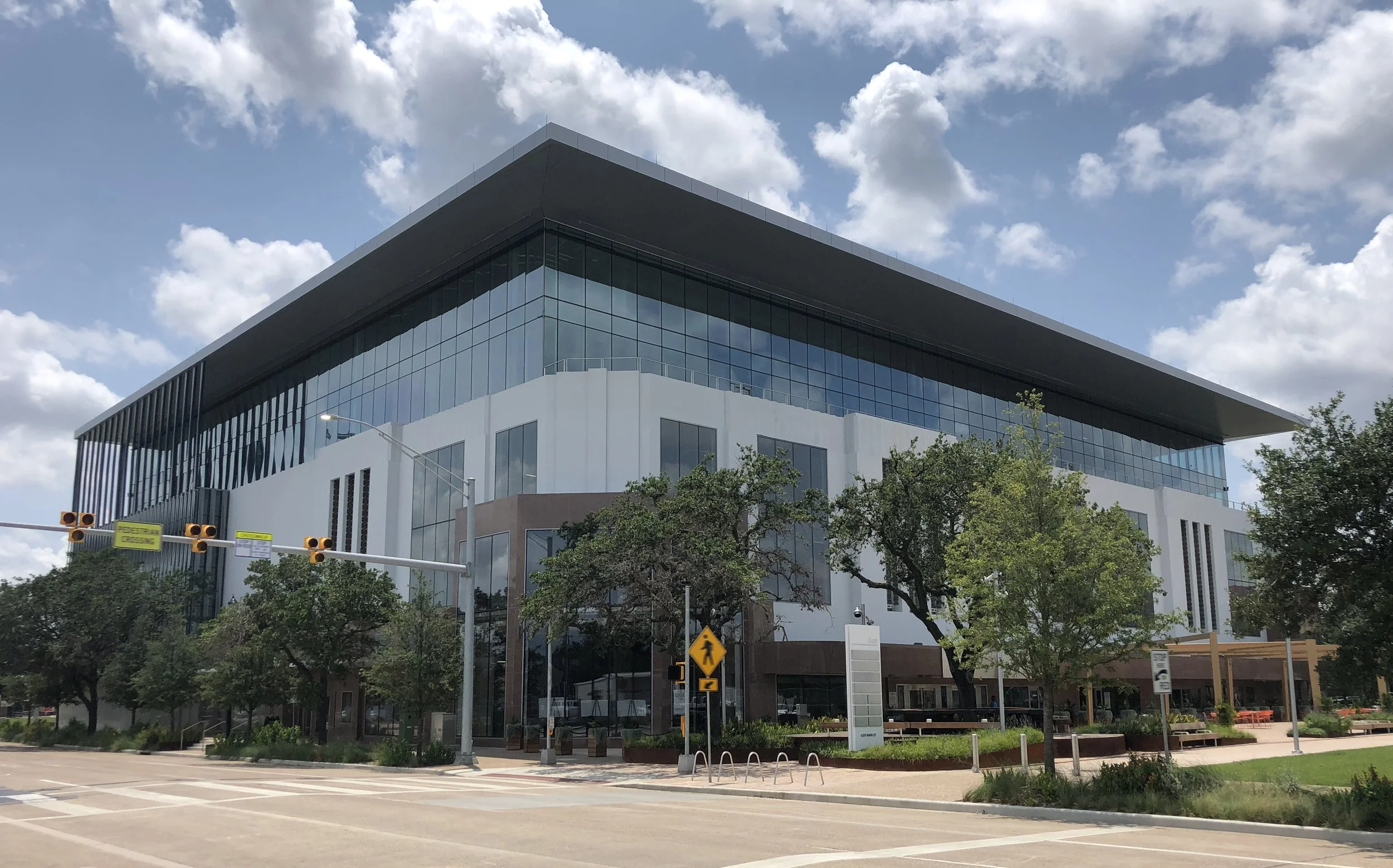 Full building as seen from the intersection in New York