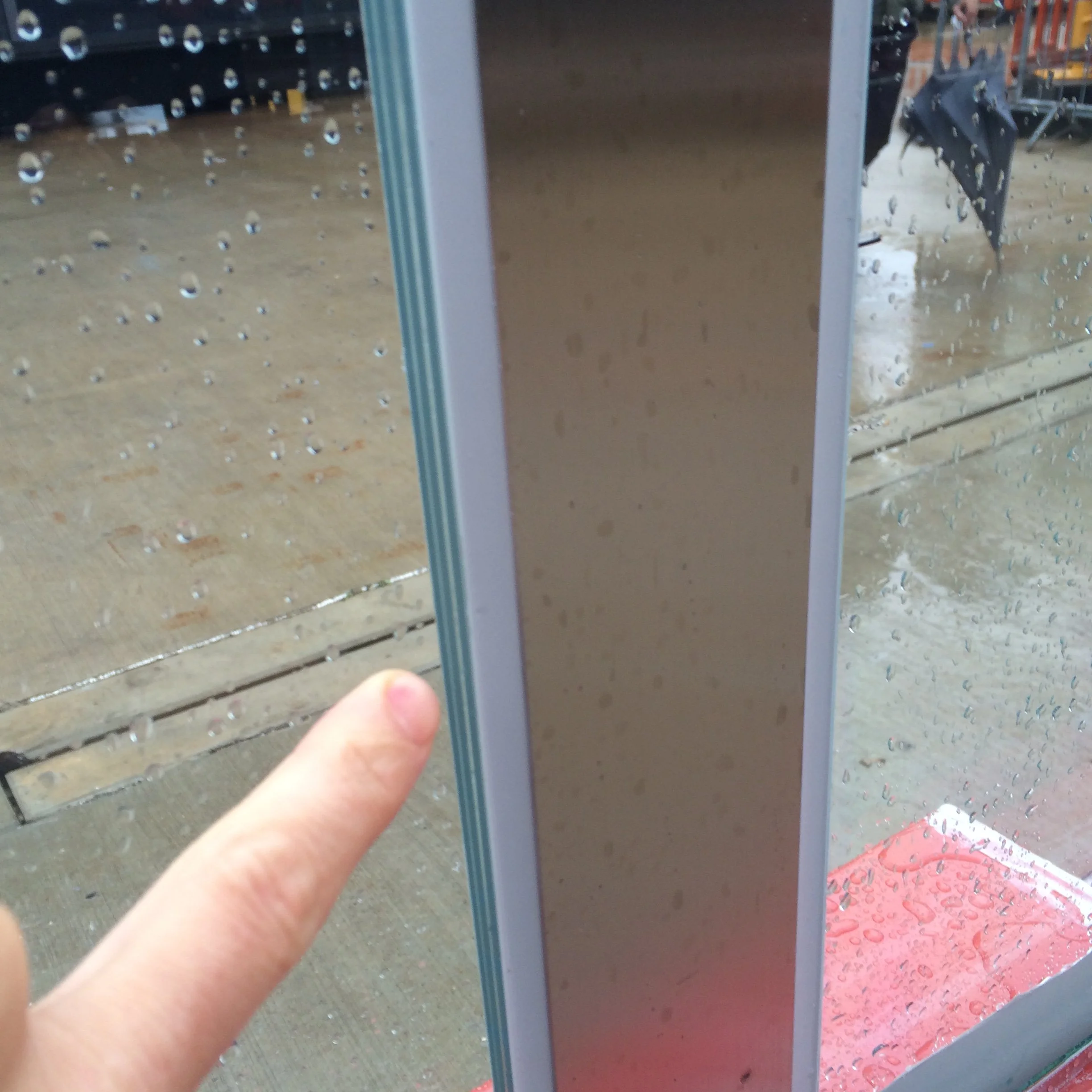 where the glass meets the vertical tension support