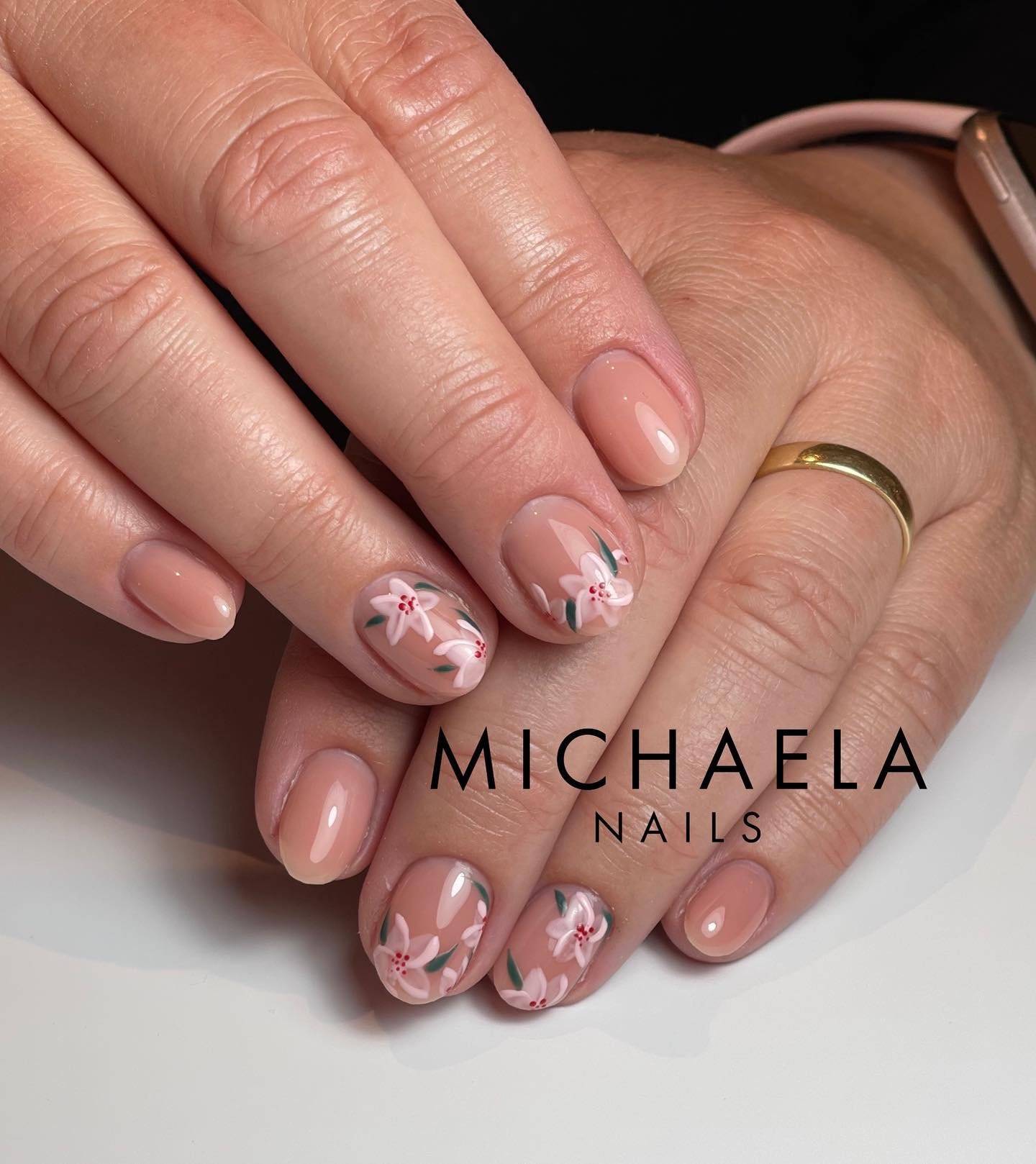 Natural gellakk with flowers 🫠🌸
#handpateddesign #flowernails🌺 #tuesdaynails #nailsoftheday #nailsofinstagram #michaelanails #gauselnails #bestnailsinrogaland #stavangernails #naturalnails 

For order time go online⬇️
Timma.no/michaela (link in bi