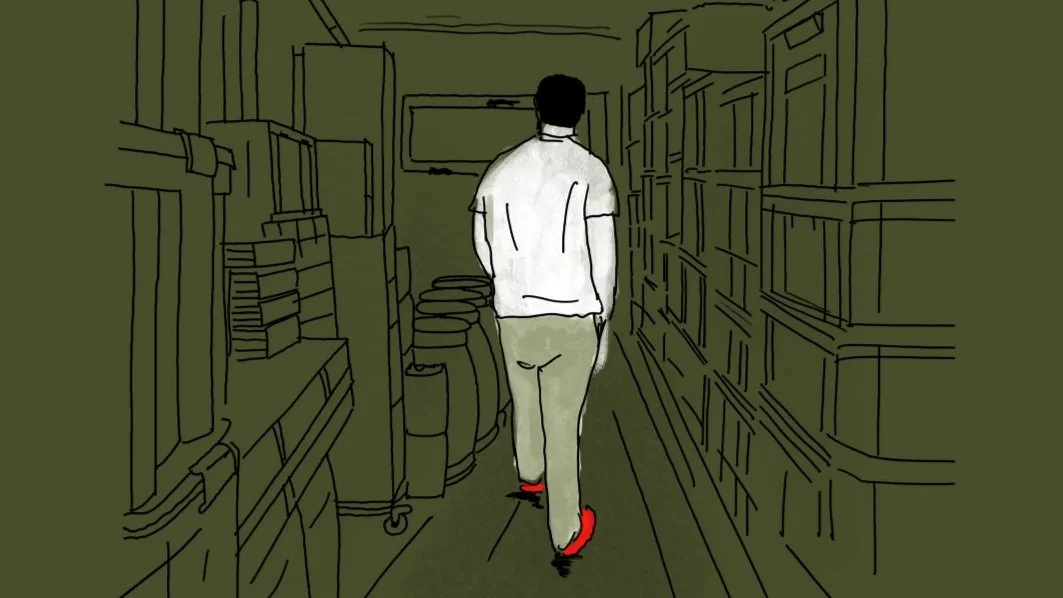 Illustration einer Person, die durch einen dunklen Lagerraum mit Regalen und Kisten geht, rote Schuhe tragend.