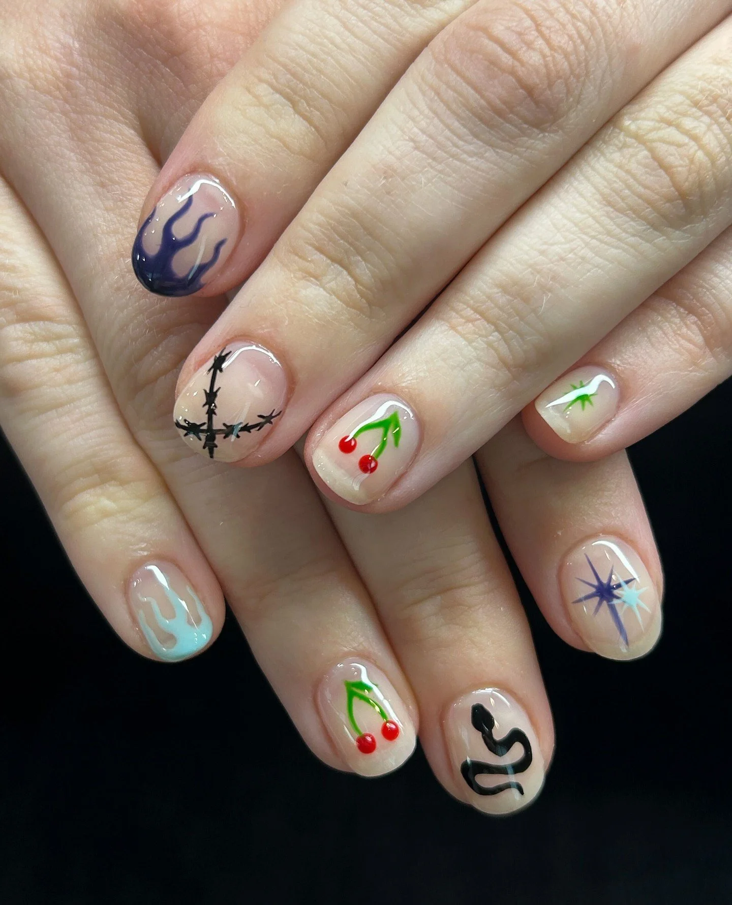 Flash tat nails but make it fashion. This set by 'Cureist Tu-Anh gives you new little details to notice every time you look at it. 

#nailsalonaustin #atxsalon #austinnailtech #austinsalon #atx #atxnails #austin #eastaustin #curestudios #nailtechaust
