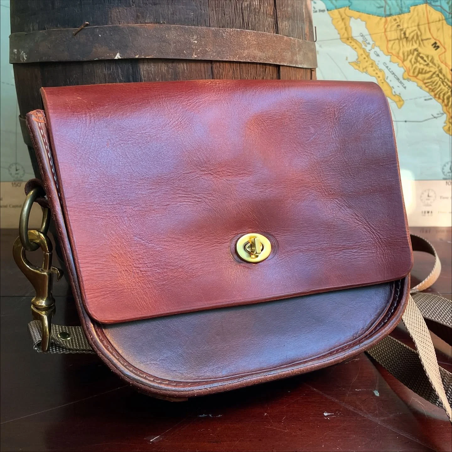 👜 One of the first bags I ever made 👜 I recently grabbed this one off the shelf and realized there are a few things I’d change if I could do it again 
🙋🏻‍♂️ My question now is, should I take it apart and change things, or do I leave it