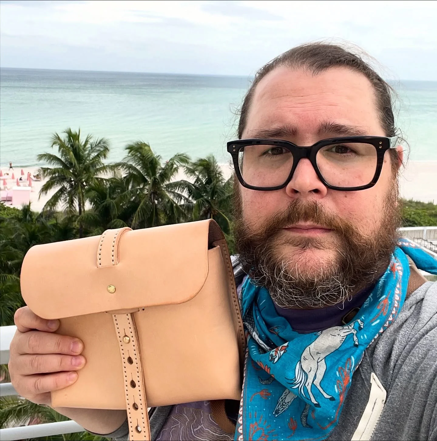 We made it to Miami 🌴🌞 As soon as I got to my hotel, someone stopped me in the elevator and asked me where I got my bag 👜😮 So excited to be here (except for the whole waking up at 4am to make my flight) 😂 See you at la playa 🌊🏝️

#leathercraft