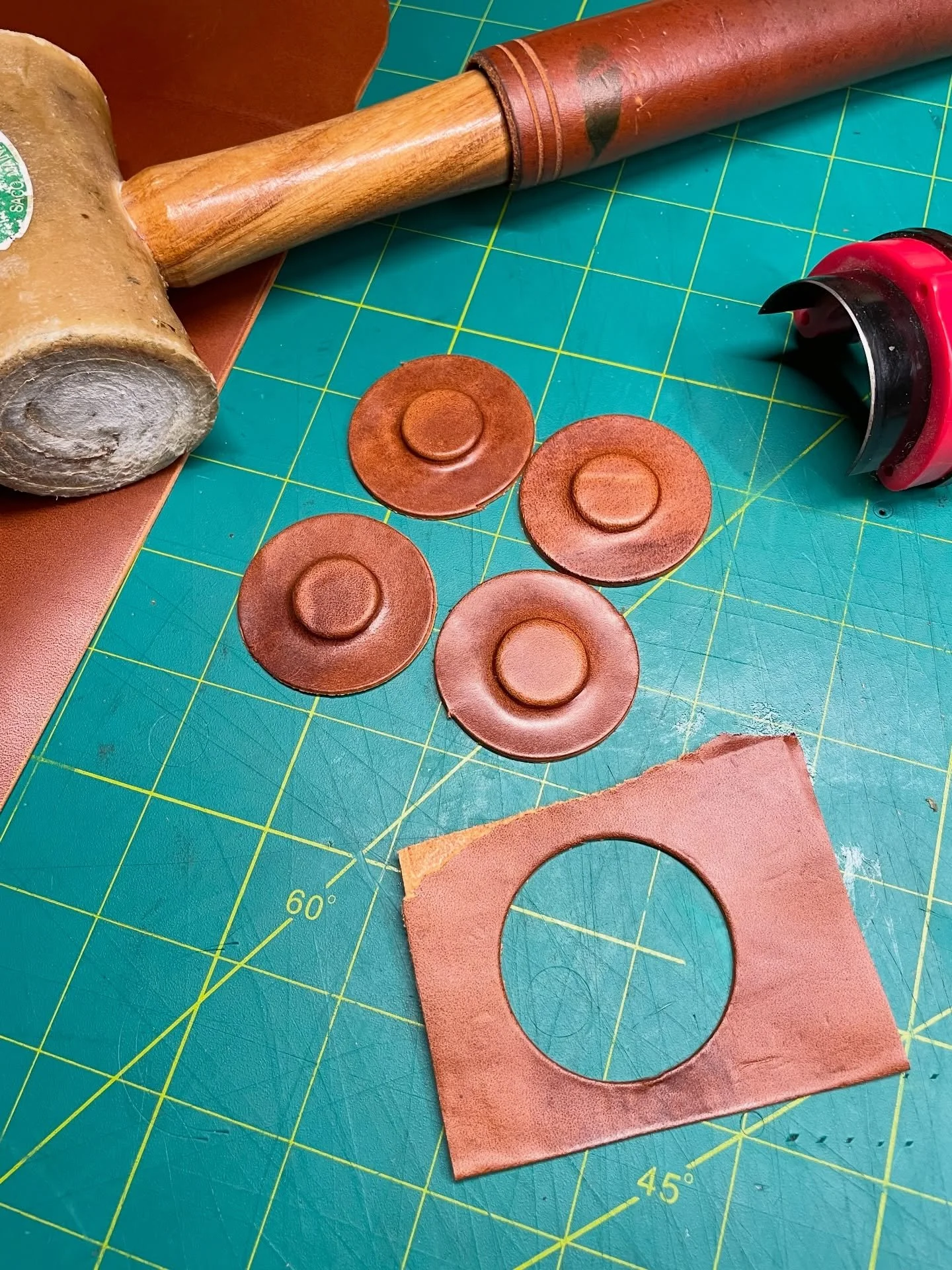 🔘 Making some magnet pies 🥧 and they look good enough to eat! 🤤

#leathercraft #leatherwork #buttero #magnets #wetforming