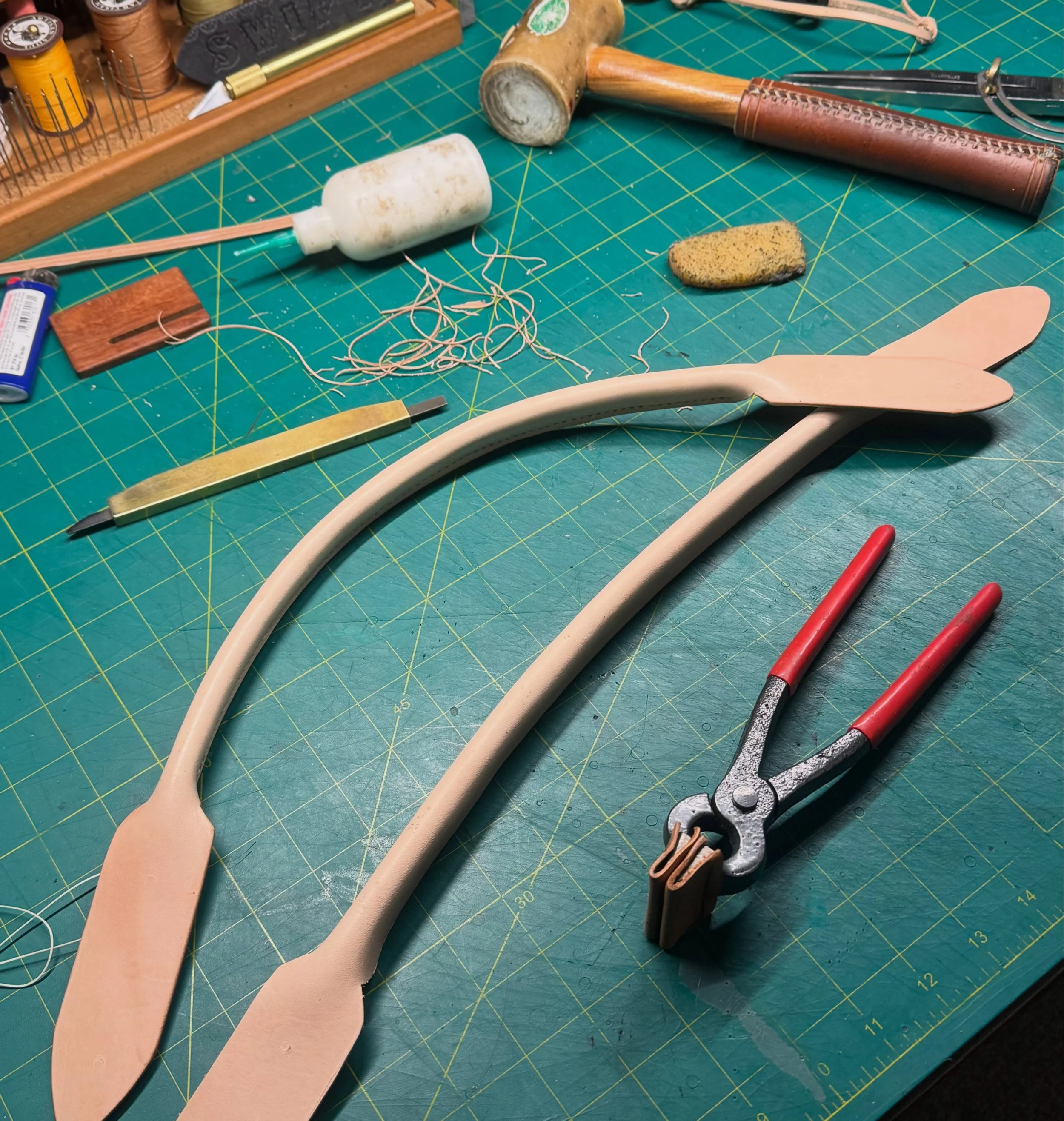 Totally tubular handles dude 🤙🏼

#leathercraft #tubular #rolledhandles #leatherwork #bagshop