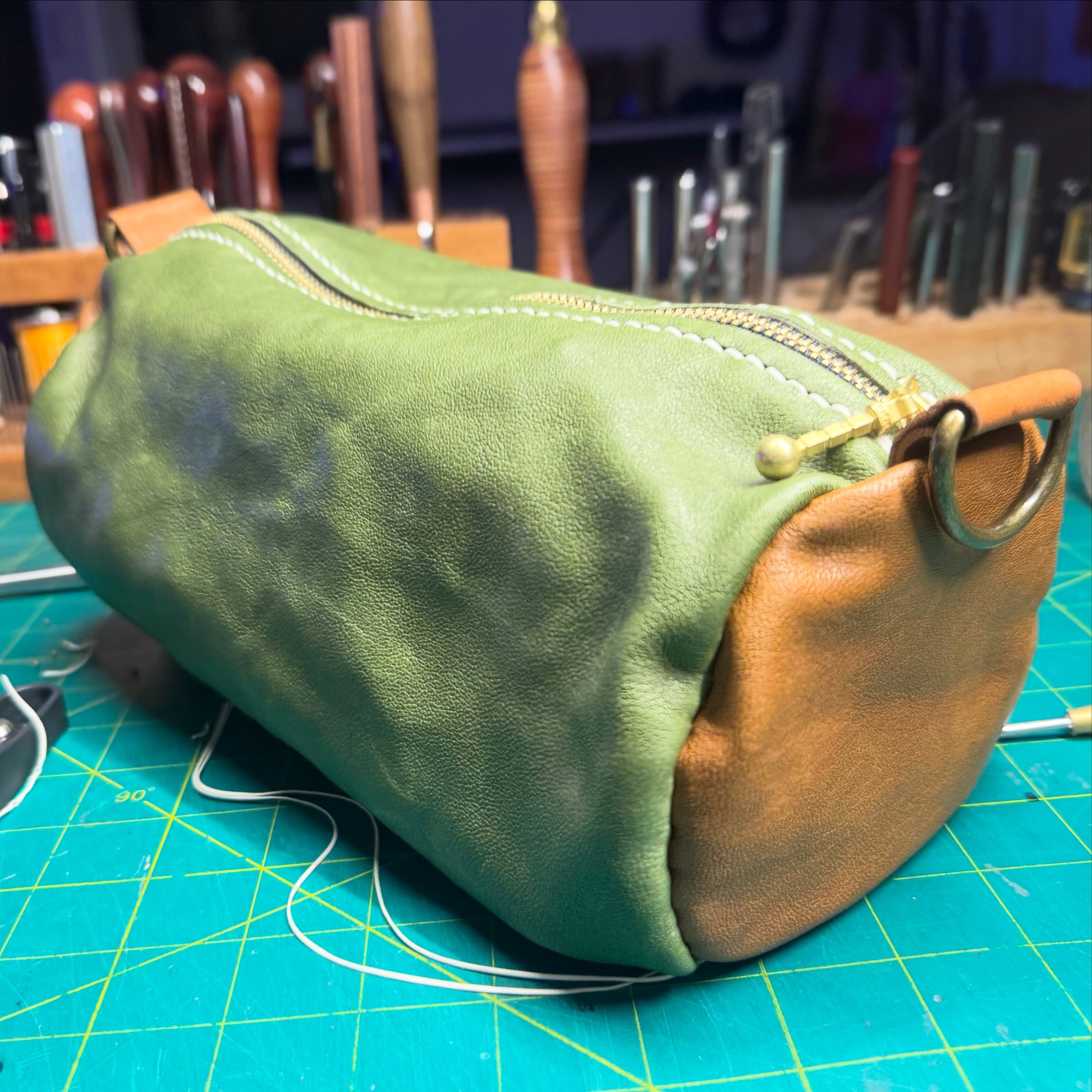 I am in love with the Oiled Veg Tan Lamb from @leather_skins &amp; @global_leathers_nyc 😍👜

It&rsquo;s a little thicker and more robust than the Drum Dyed Lamb Nappa 🐑 but the real beauty is in the hand feel 💅🏻 you gotta feel this leather to bel