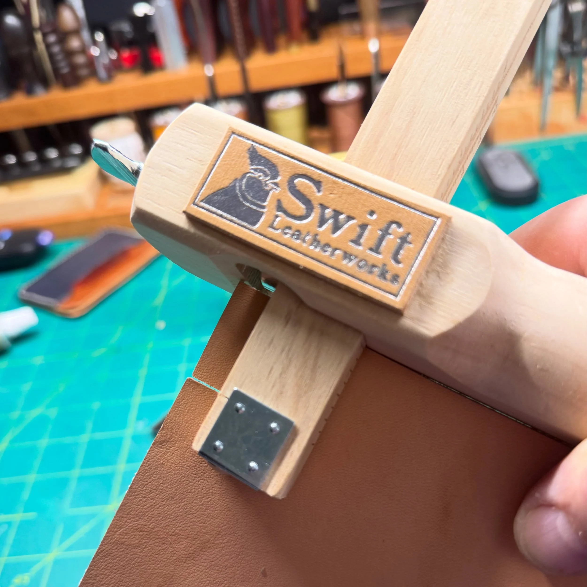 I&rsquo;m always finding new uses for my hot foil stamping machine 😂🪧

#leathercraft #hotfoilstamping #mylogo #leatherlife