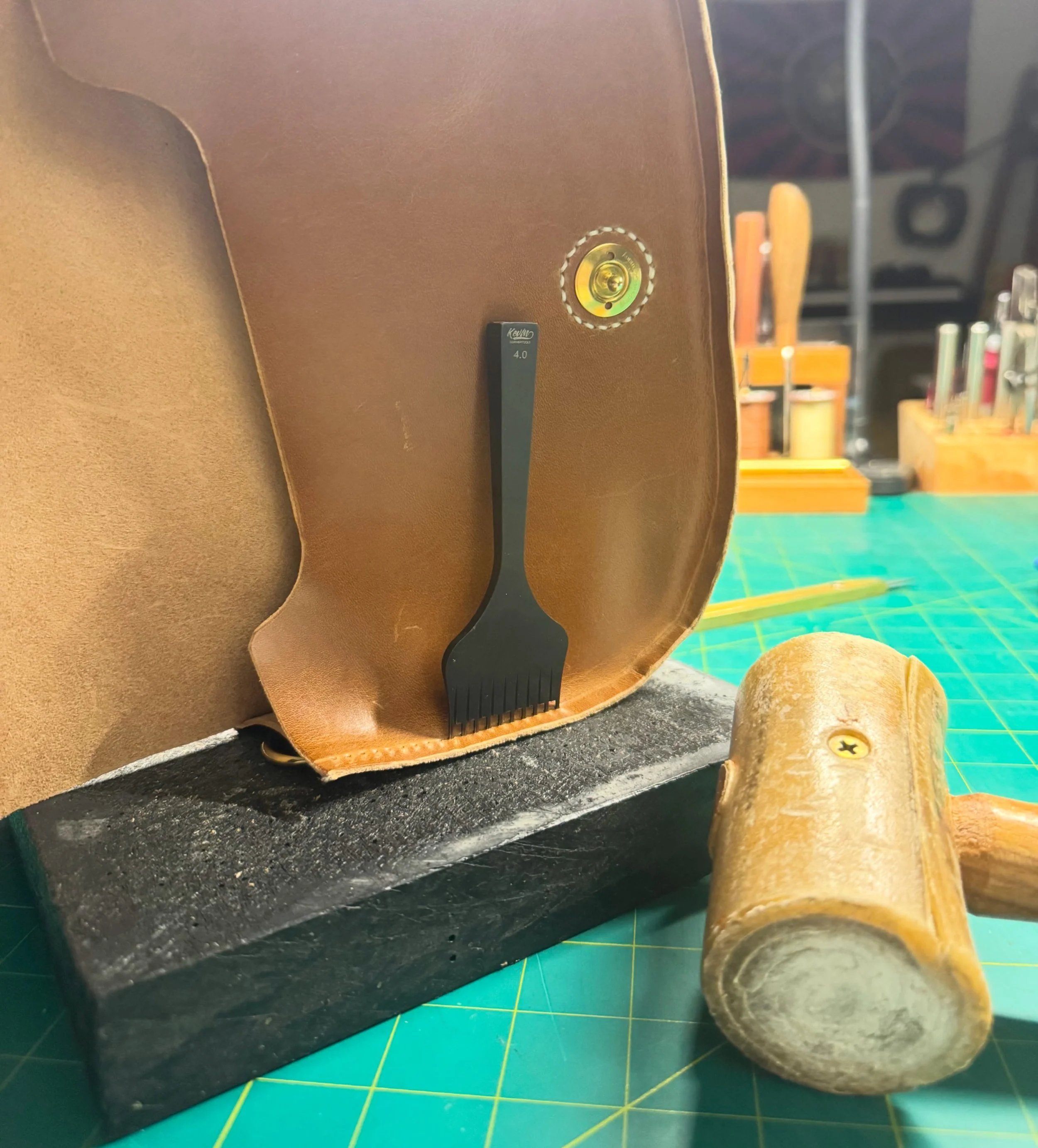 This is the fun part 😂 #leathercraft #bagmaker #bagmakersofinstagram