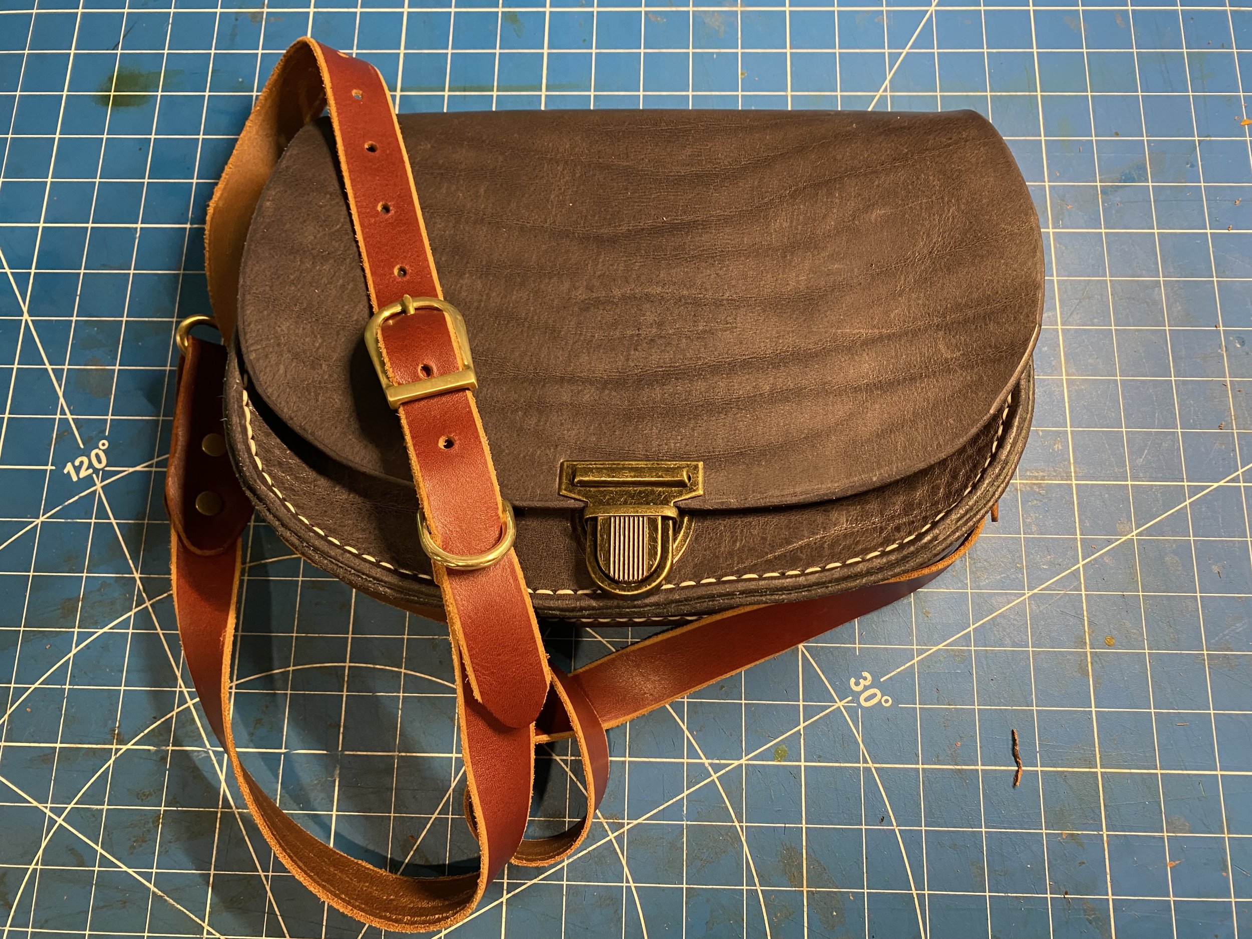 Clamshell crossbody