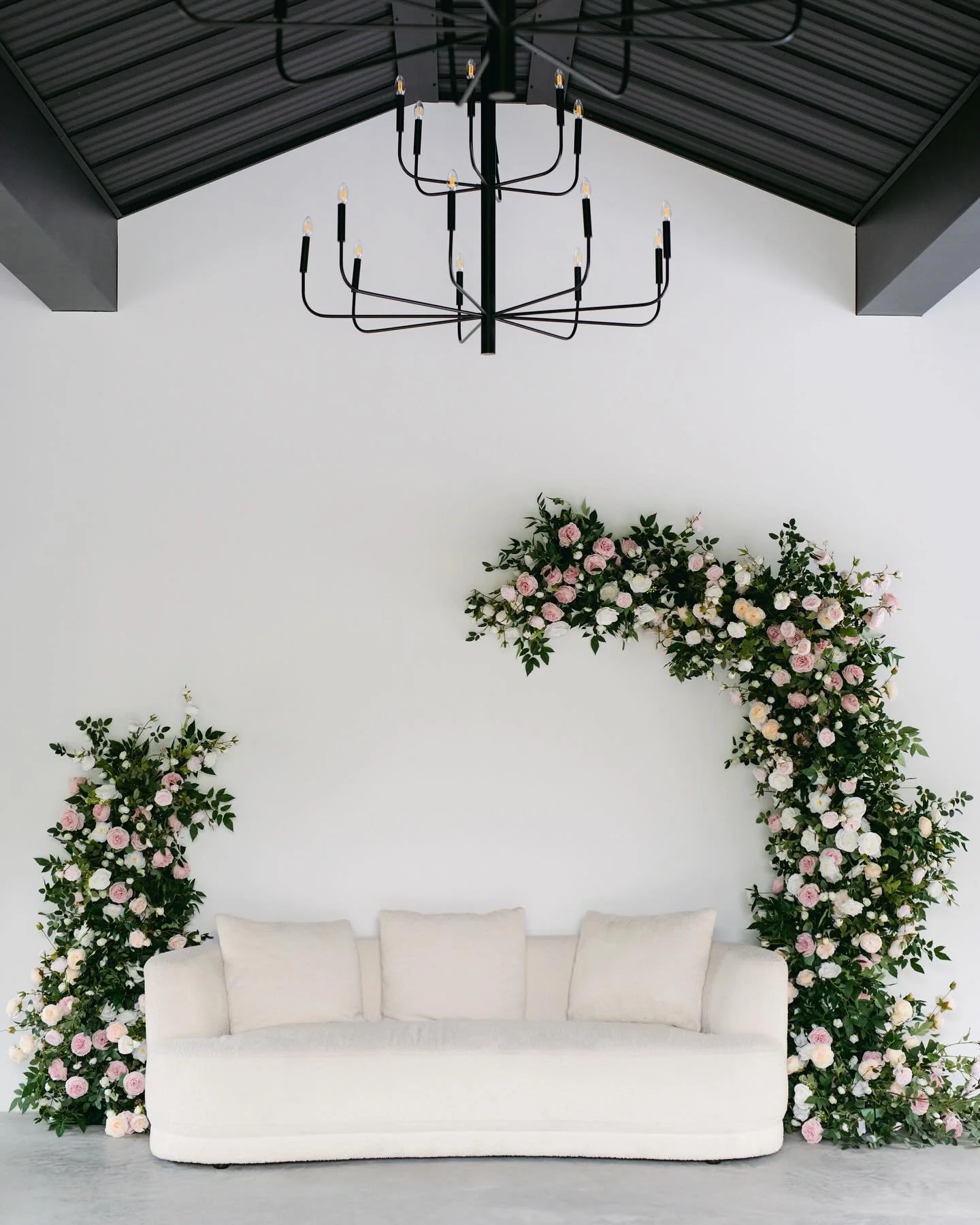 Ready to book! Bring your clients to this beautiful silk floral setup by @cjhflorals 🤍🩷🌸🌷💐