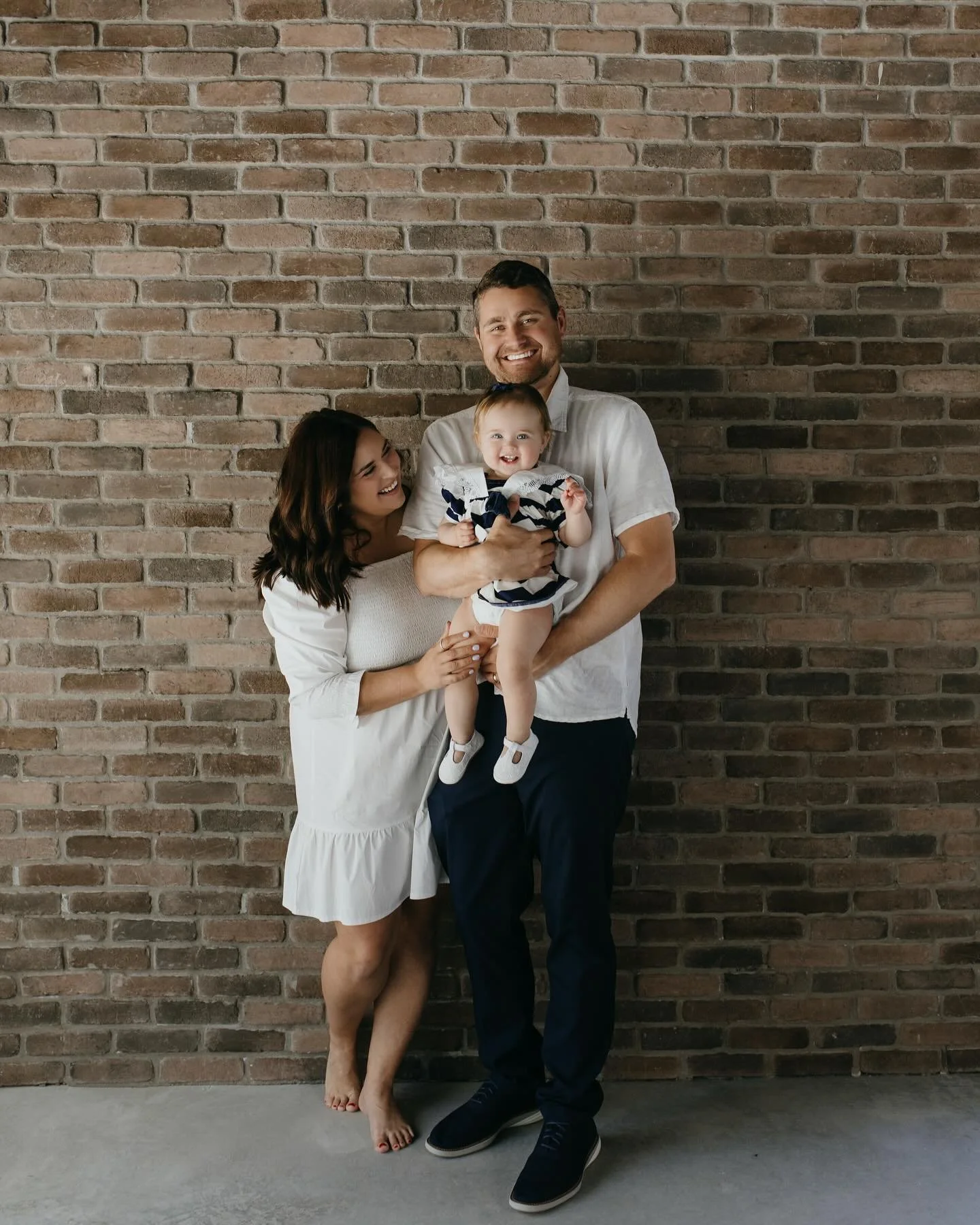 Pretty little baby Scottie 😍 This gorgeous fam celebrated their baby girl&rsquo;s 1st birthday milestone photos in studio! Flower setup available until June 30th. Ask your photographer to book or DM for more info 🤍🌸