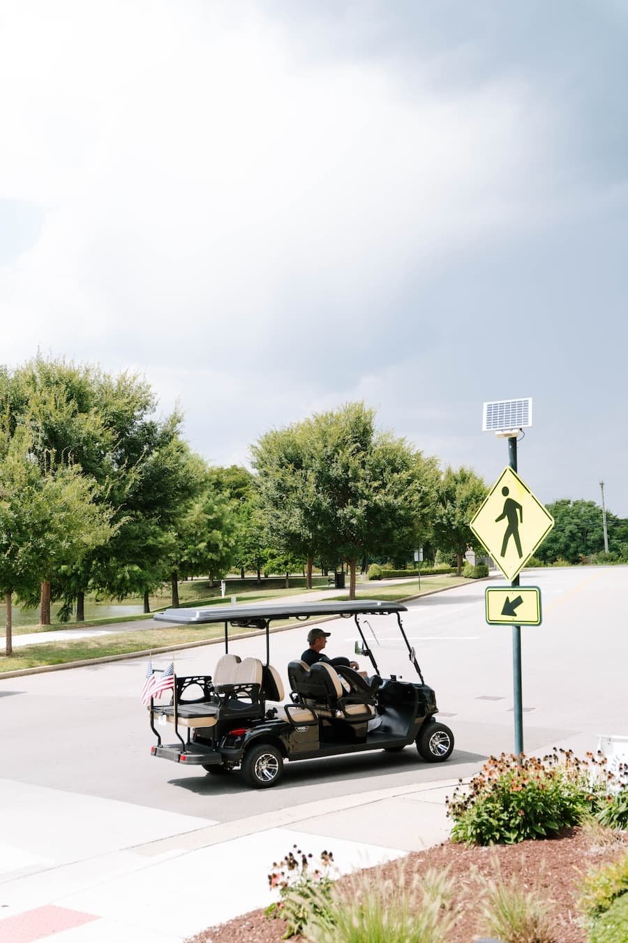 best places to live in tennessee for retirees - man driving a golf cart