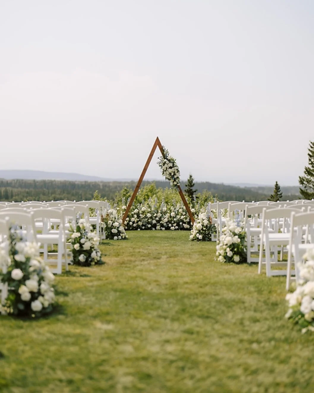 Each wedding just has a different kind of magic. This mountain ceremony was peaceful, heartfelt, and simply unforgettable 🤍