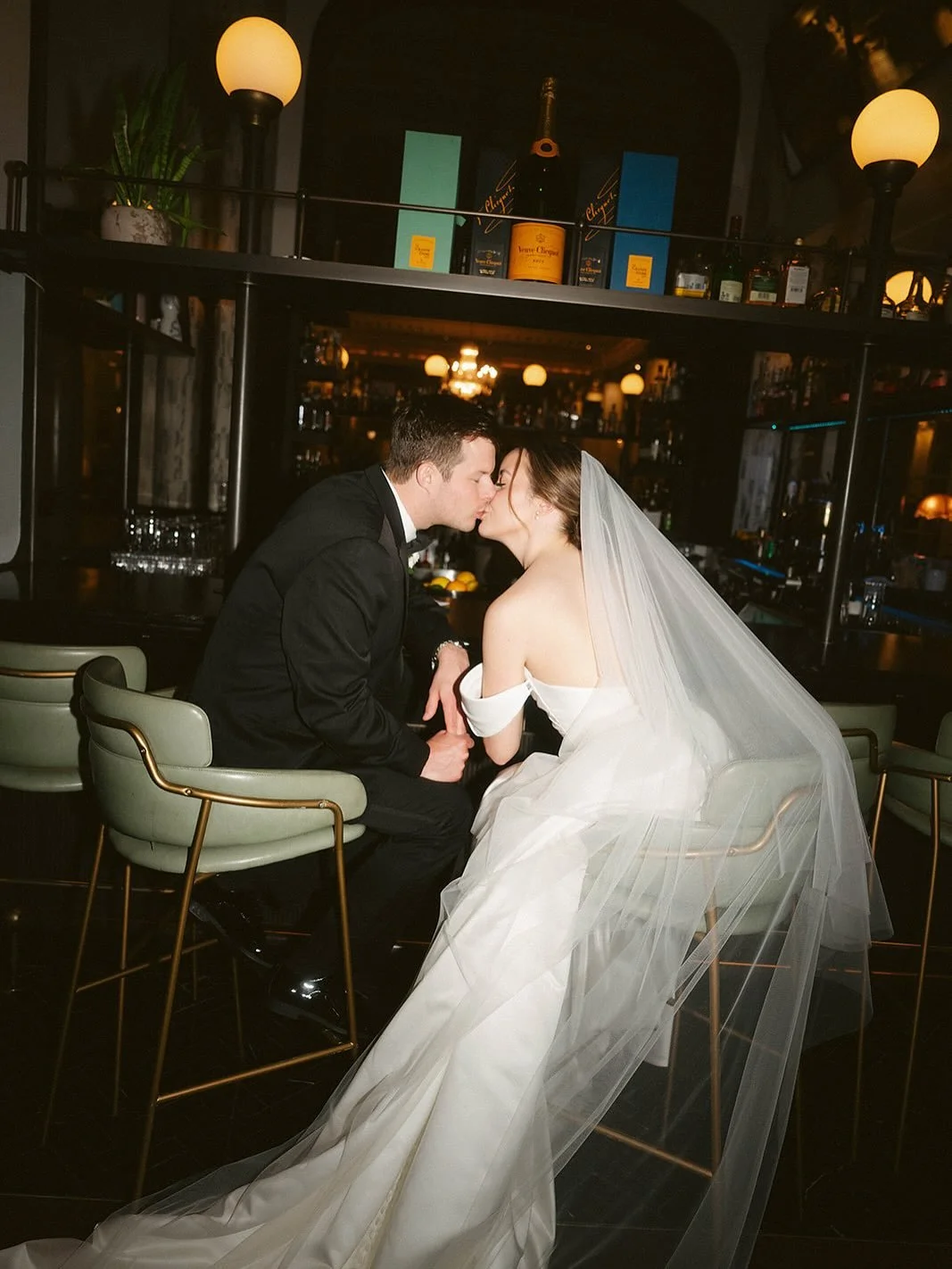 A quiet moment at the bar before the night begins 🤍
Because sometimes the sweetest photos come from slipping away for just a minute.

#orangecounty #orangecountyweddings #socalweddingplanner #socalweddings #socalbride #weddingdetails